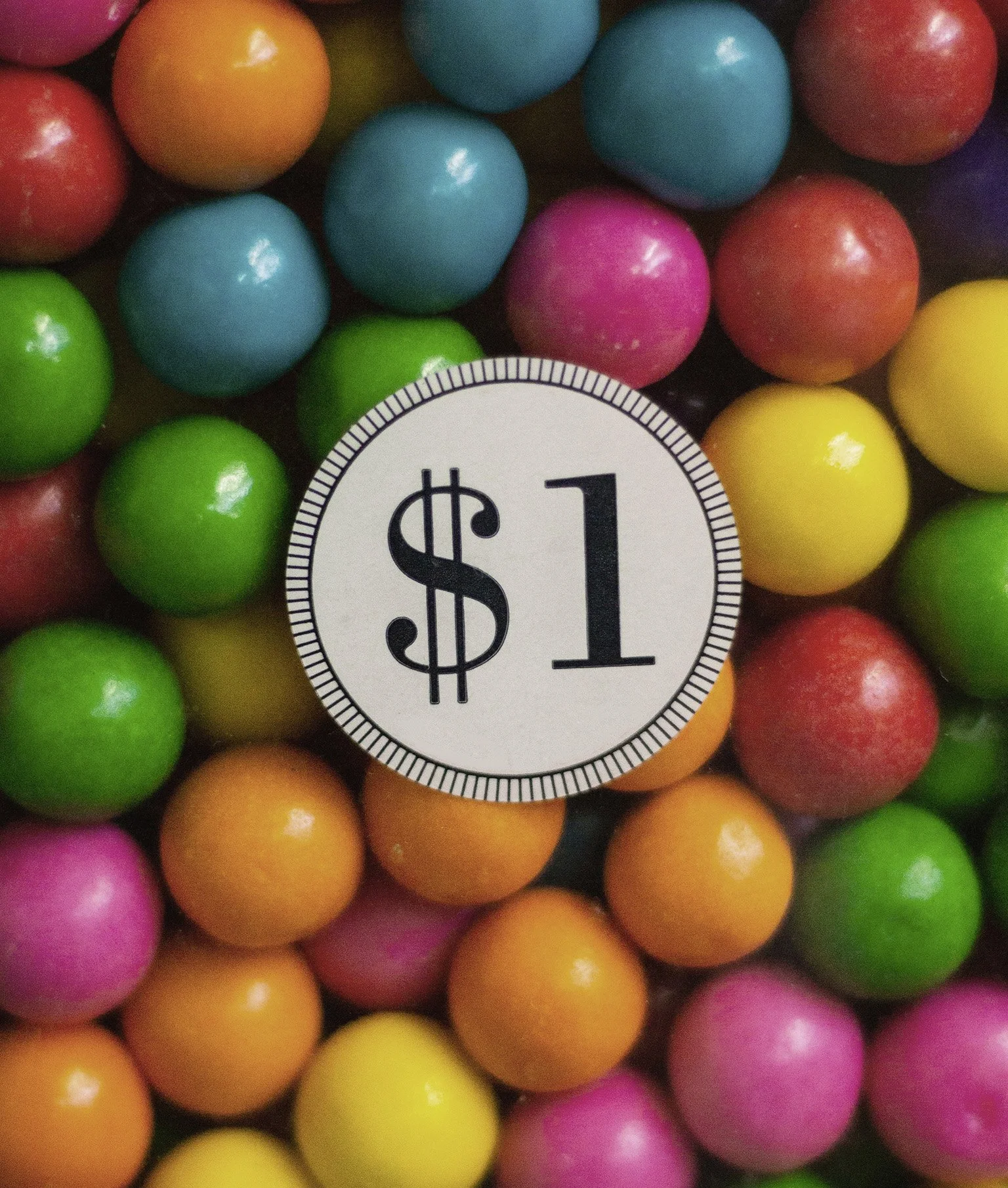 Bunte Kaugummikugeln aus einem Kaugummispender