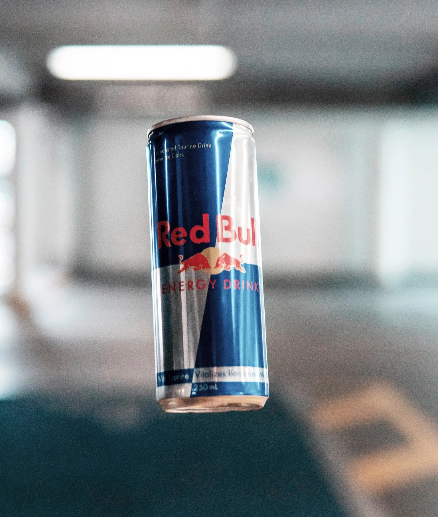 Eine Redbulldose in einem Parkhaus. Hintergrund verschwommen.