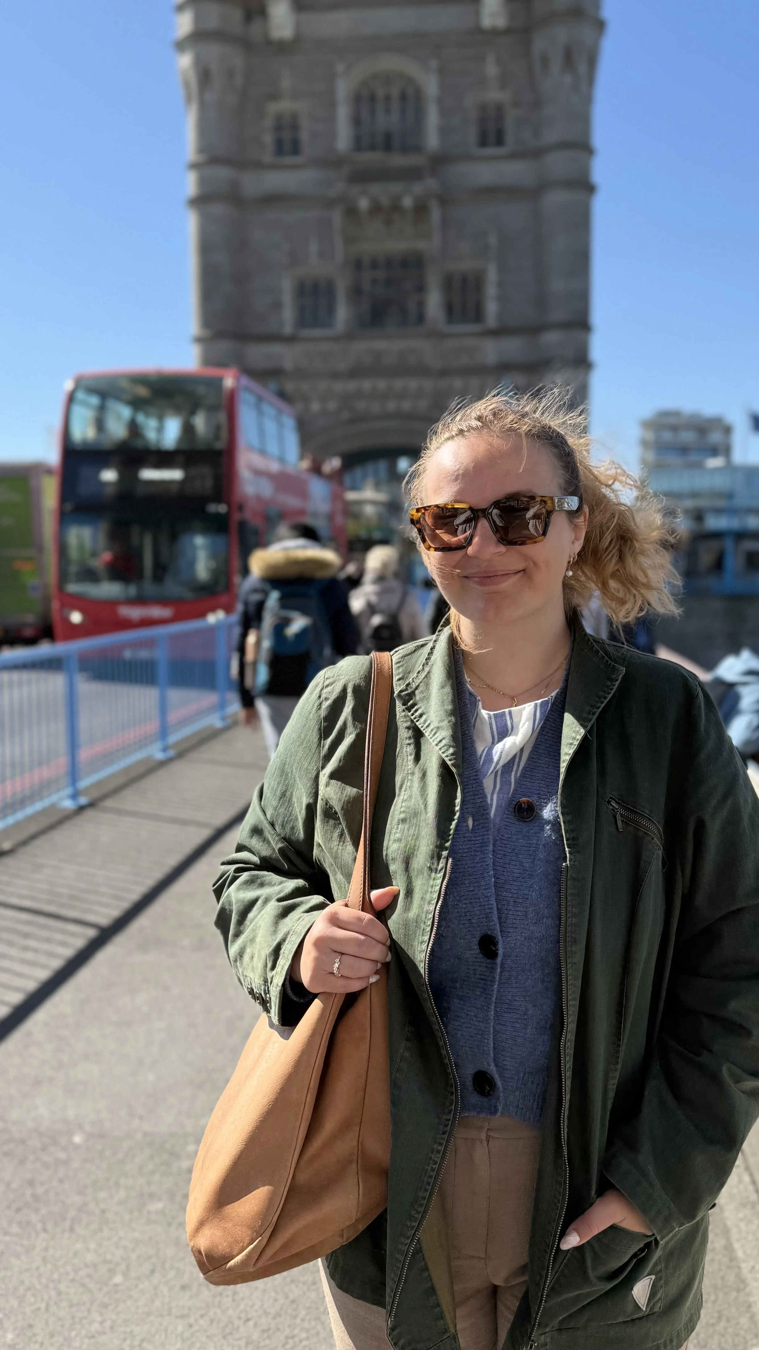 Lina auf der Towerbridge. Im Hintergrund ein roter London-Bus.