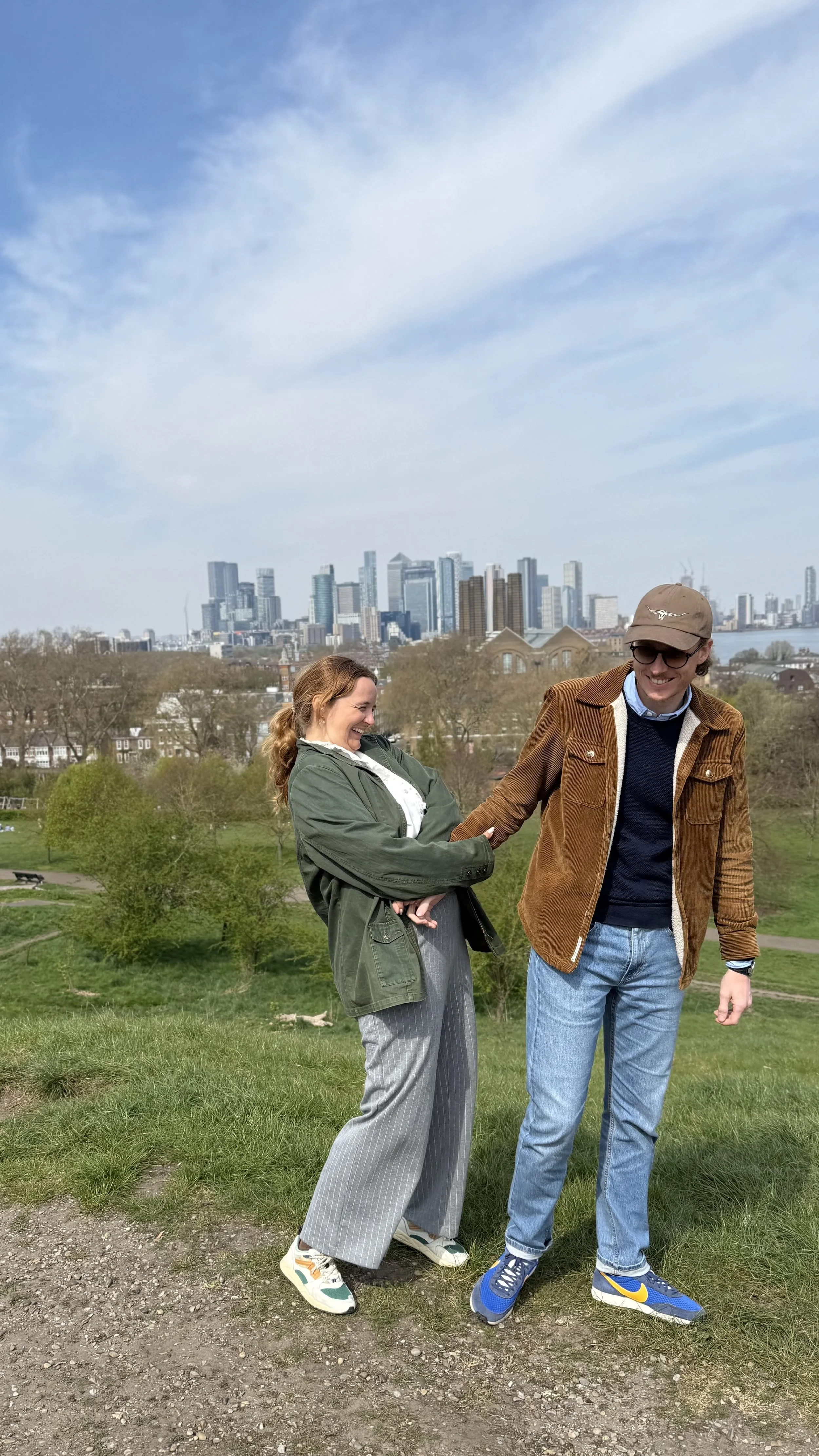 Lina und Dario im Greenwichpark in London. Mit Aussicht auf die Londoner Skyline.