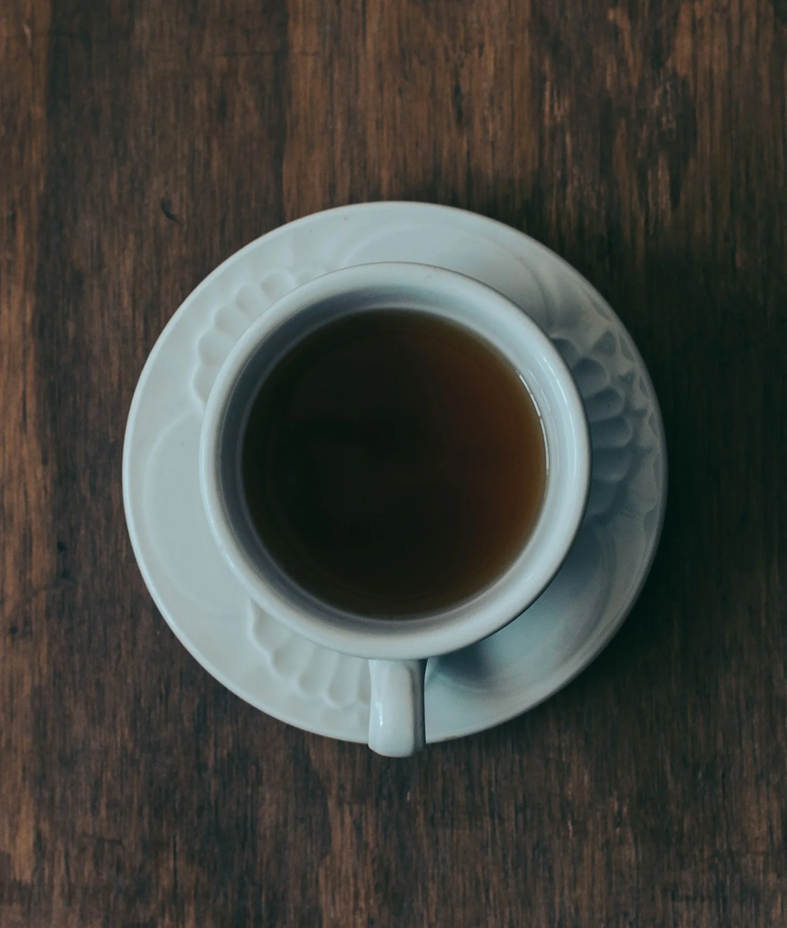 Teetasse auf einem dunklen Holztisch