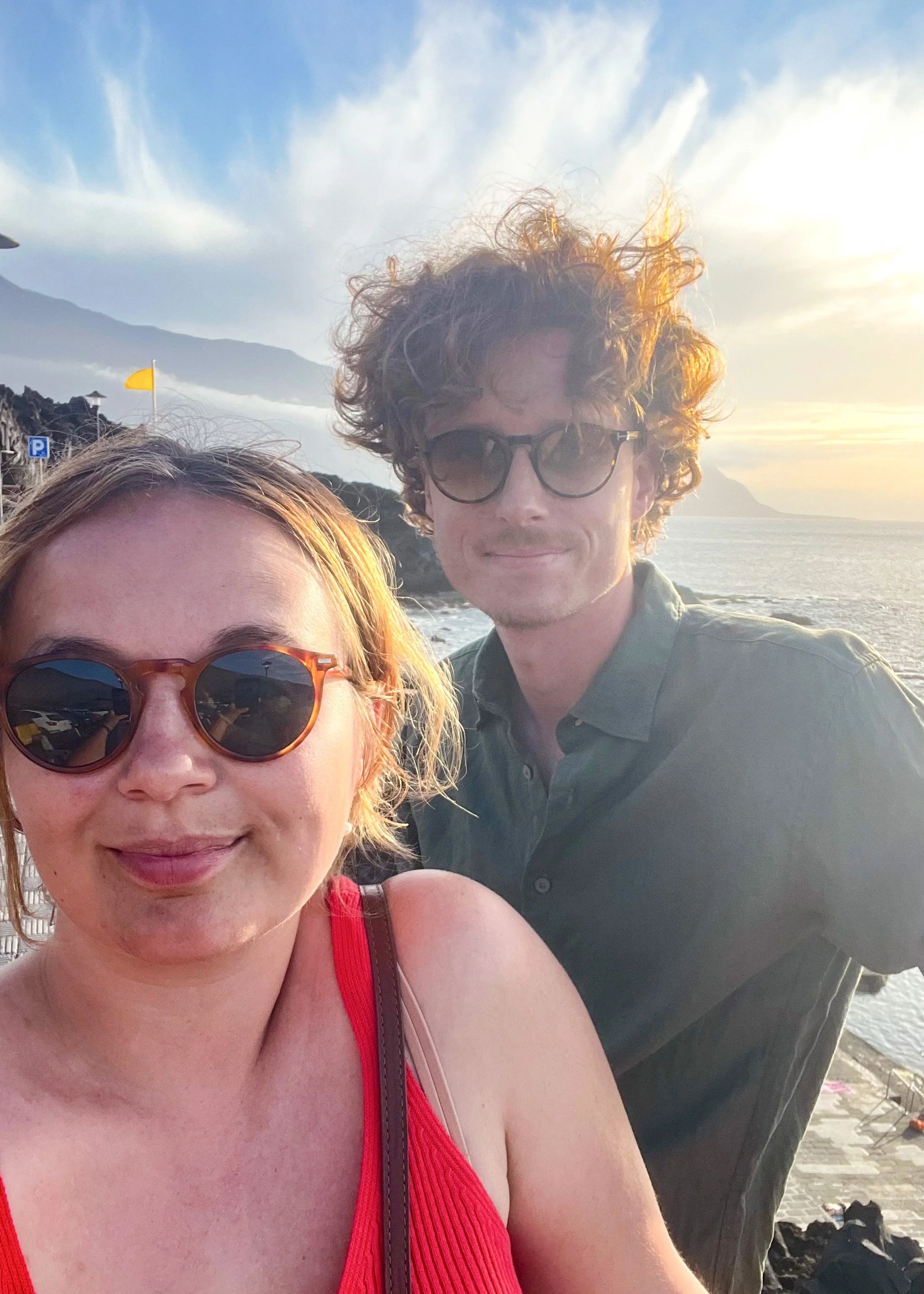 Selfie! Lina mit Sonnenbrille und rotem Top und Dario in gründem Leinenhemd in El Hierro.