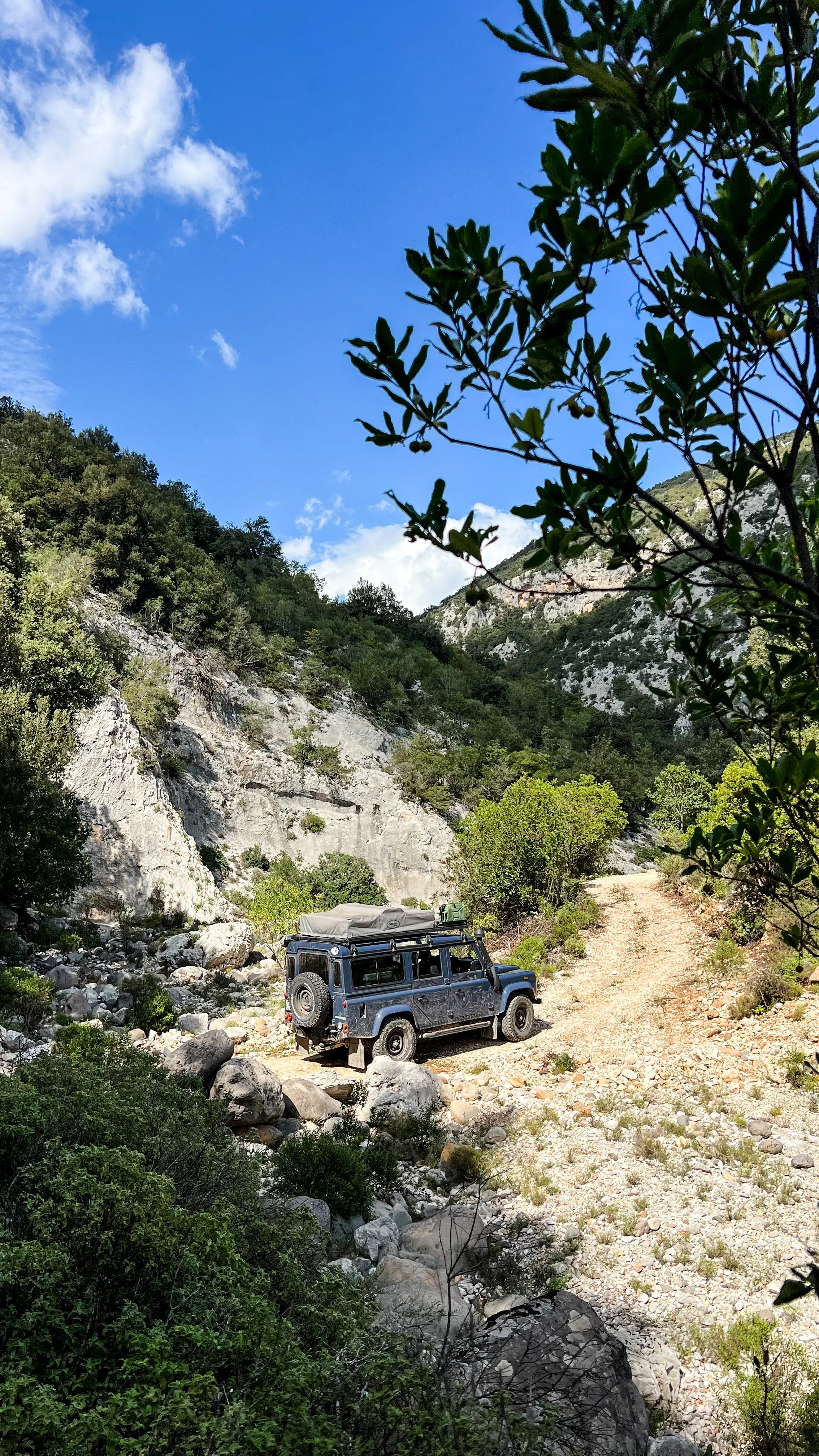Land Rover offroadet in Sardiniens Hinterland.