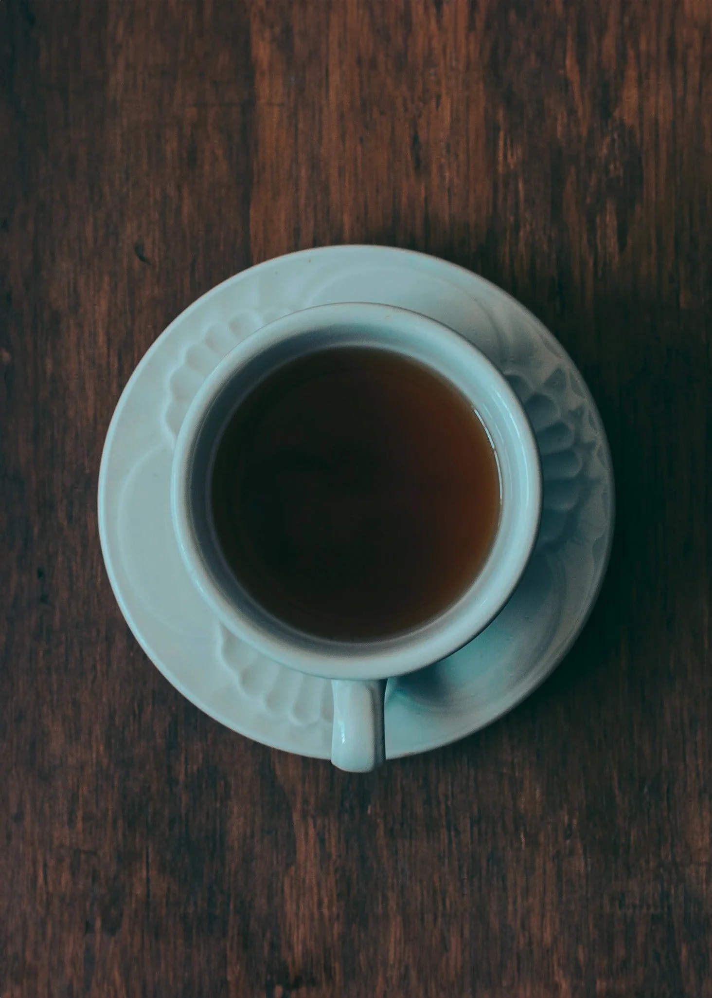 Teetasse auf einem dunklen Holztisch