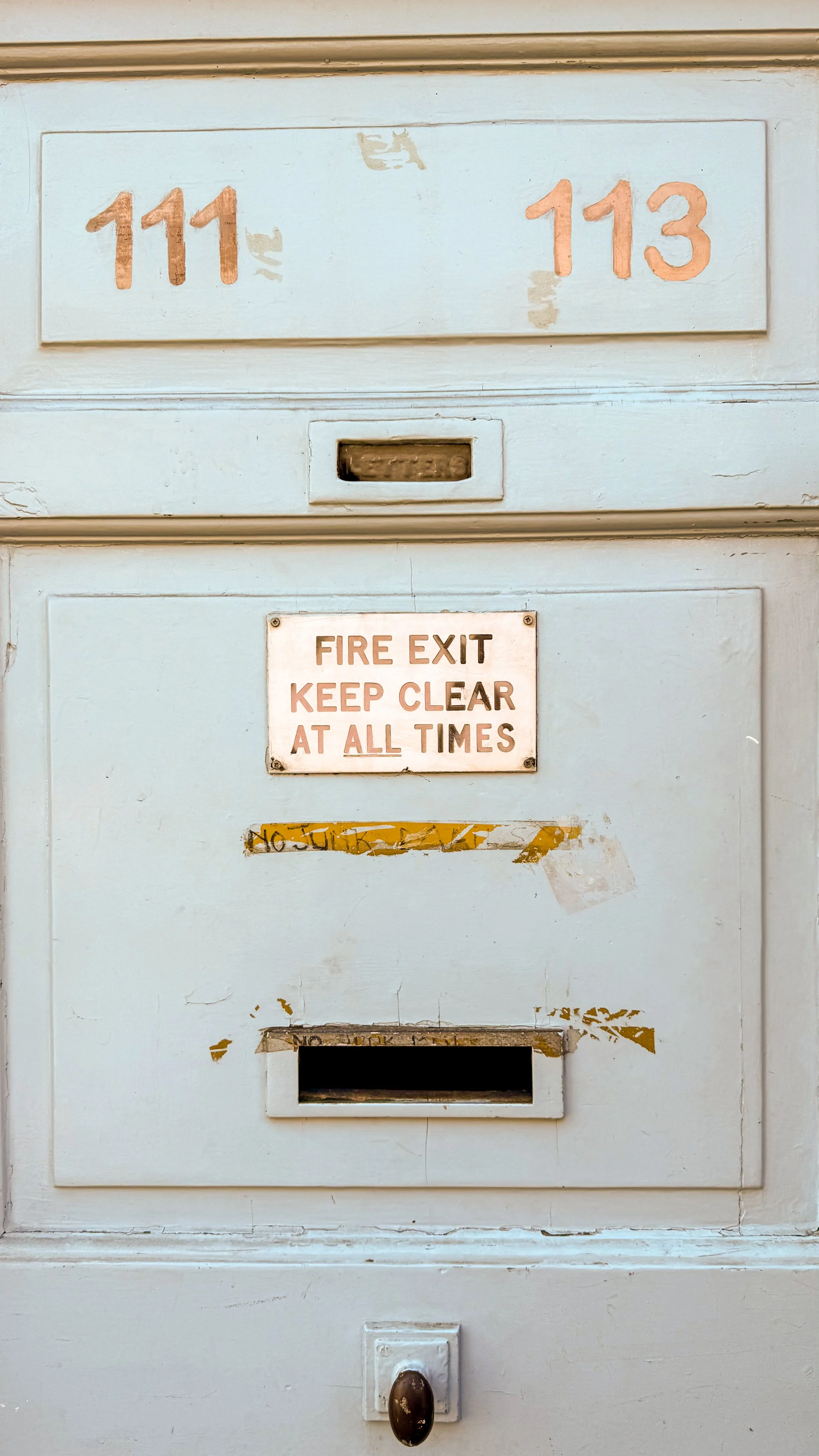 Hellblaue Londoner Haustür mit goldenen Akzenten