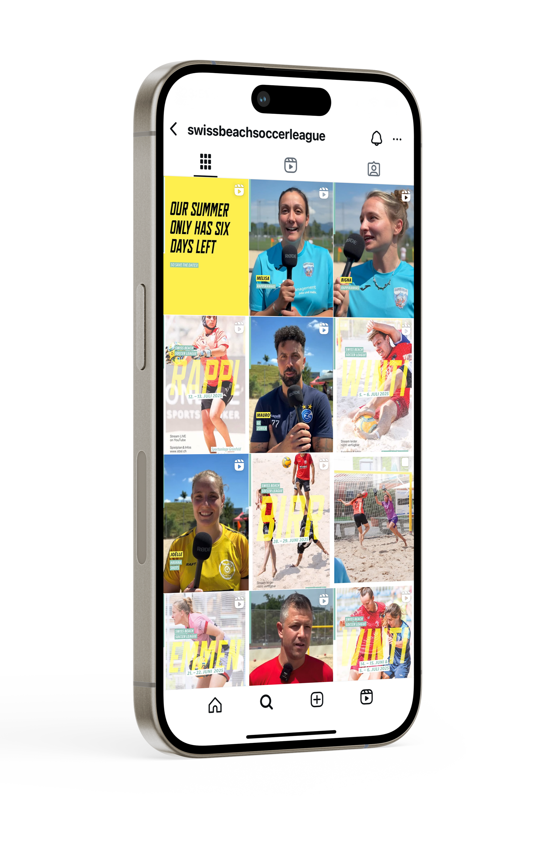Smartphone mit Instagram-Profil swissbeachsoccerleague, zeigt Bilder und Videos von Beachsoccer-Events und Spielern, inklusive Textbannern über Sommer und Spieltermine.