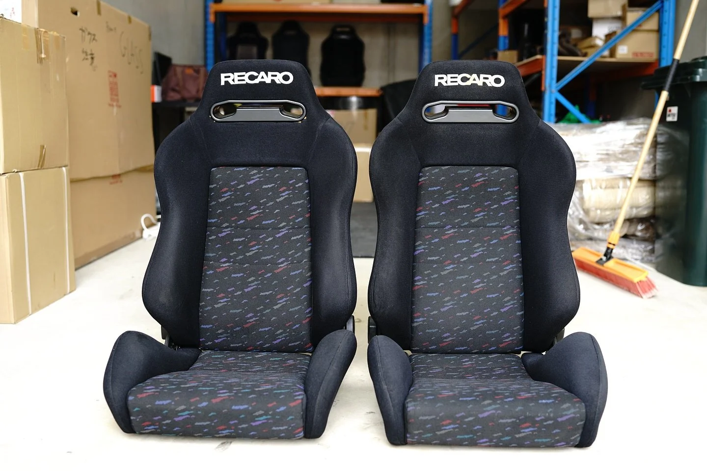 Another day, another pair of SR-3 Confettis. 

.
.
.

#mutekiimports #jdmpartsforsale #japanesecarparts #recaroseats #recarosr3 #recarosr3lemans