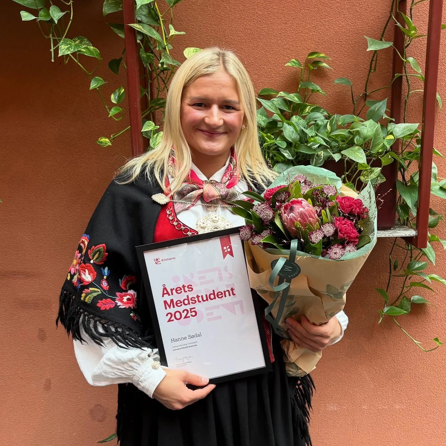 &Aring;rets medstudent - videreutdanning i osteopati 2025 er v&aring;r egen Hanne S&oslash;dal🌟🎉🎓

Gratulerer hjerteligst, kj&aelig;re kollega! Under @hkristiania sin avgangsseremoni n&aring; i kveld, mottok Hanne denne spesielle utmerkelsen🎖️

P
