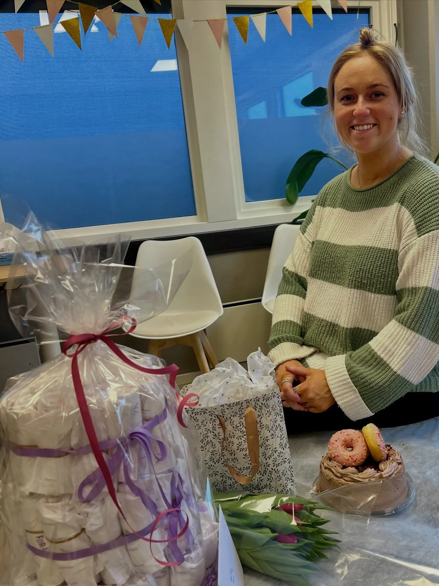 I dag feiret vi Marens siste arbeidsdag f&oslash;r en velfortjent permisjon🩷🤰🏼 Hun har st&aring;tt l&oslash;pet ut, og er i morgen klar for &aring; ta fatt p&aring; svangerskapsuke 38. Det synes vi er ganske imponerende👏🏼

Maren er et godt eksem