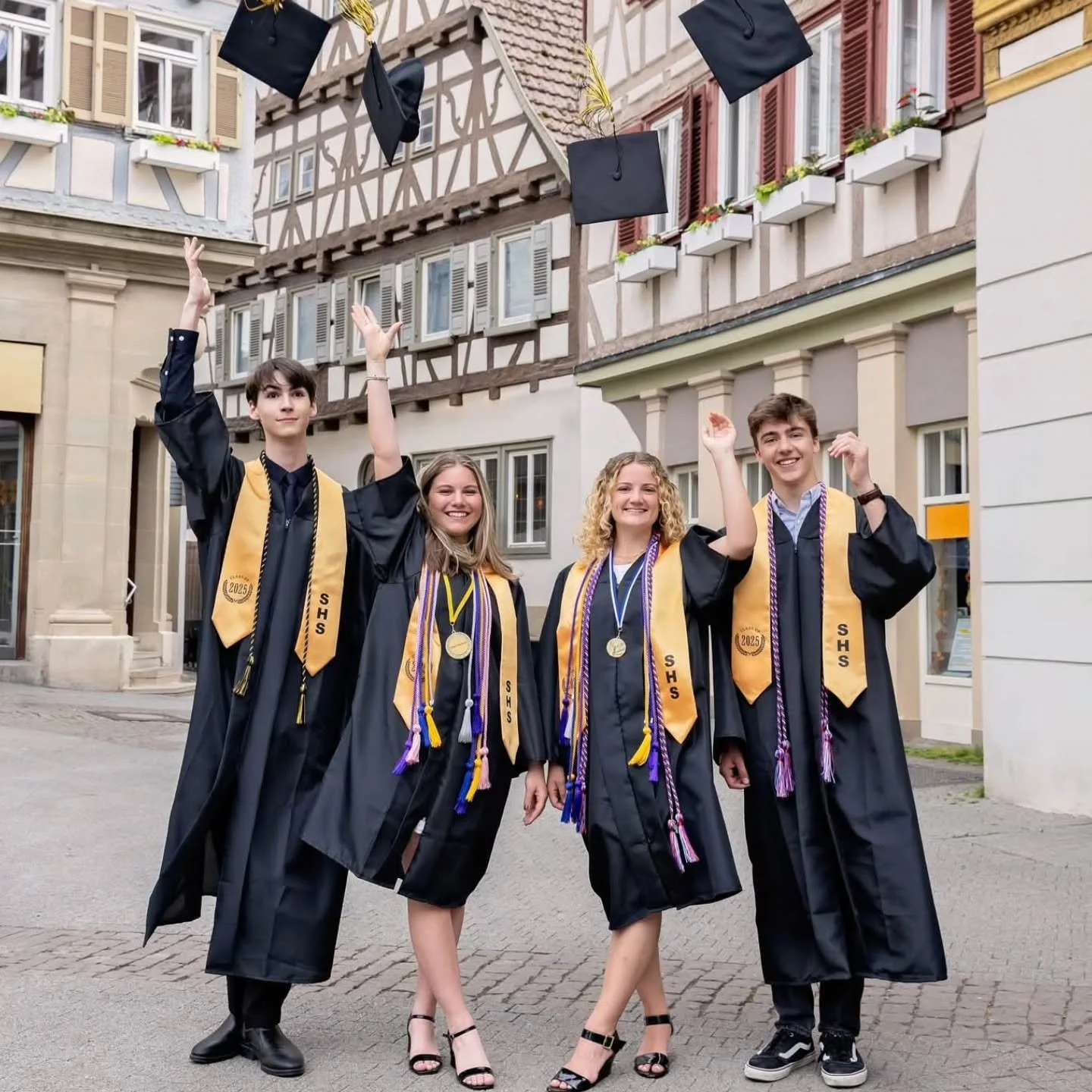 Yes, this is your sign to plan a cap and gown session with your friend group.

❤️

#stuttgartseniorphotographer #seniorportraits #Stuttgart #Germany #stuttgartphotographer
