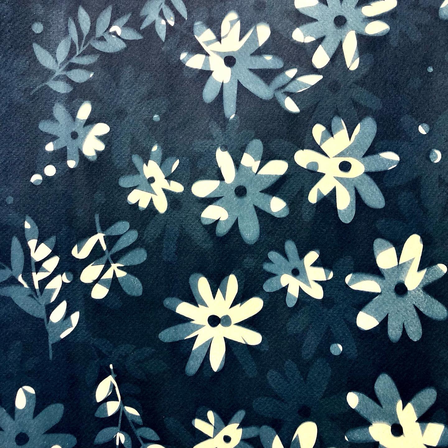 Jouer avec la lumi&egrave;re pour cr&eacute;er des motifs ! 

#cyanotype #doybleexposition #motif #pattern #bleu #art #artiste #ilovemyjob #cyanotypemasters #fleur #soleil #creation #rennes #artisterennais