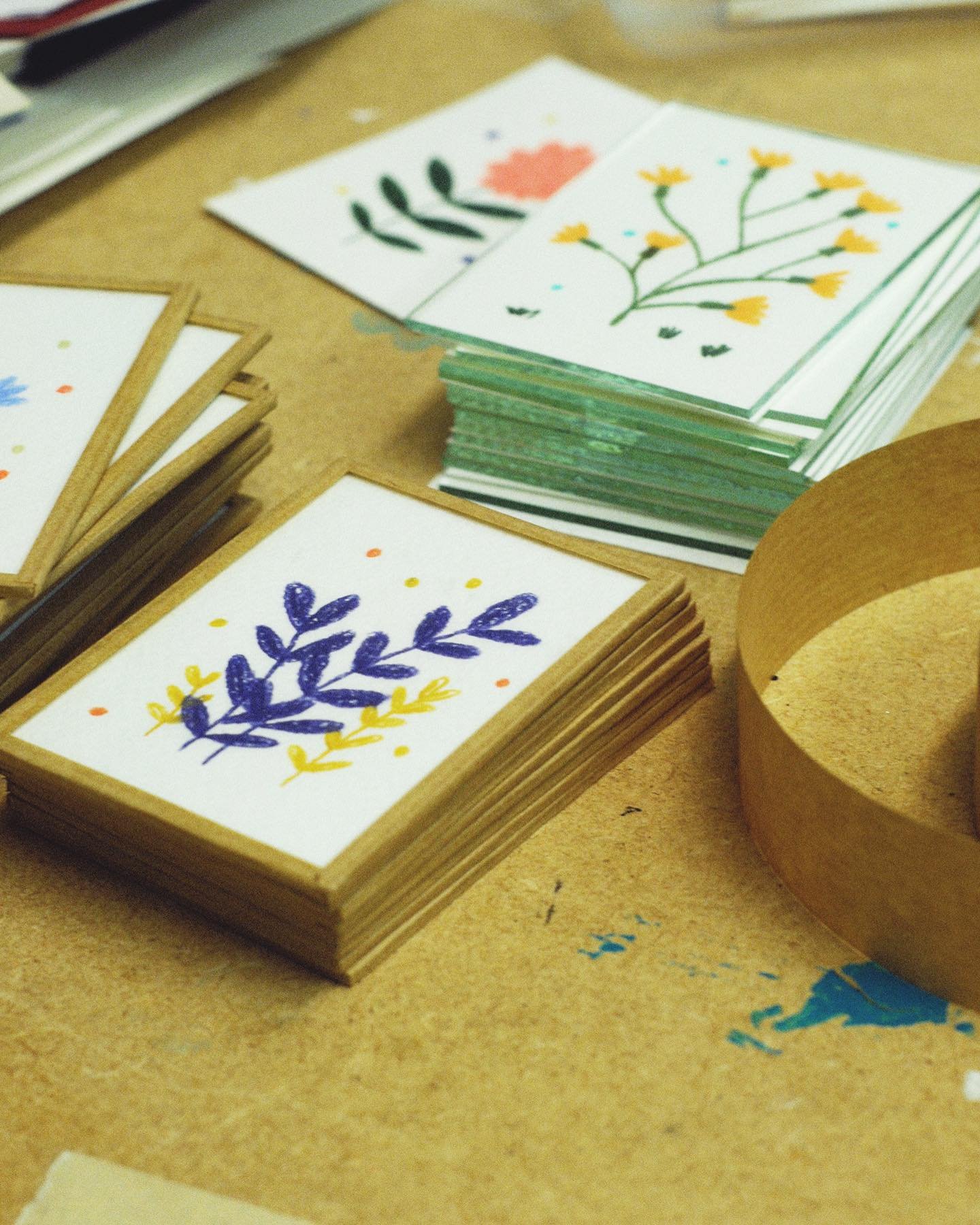 Grosse production de mini cadre &agrave; l&rsquo;atelier cette semaine, ils seront tous au march&eacute; de noel de l&rsquo; @atelier_vrac ce dimanche ✌🏼

Vous m&rsquo;avez d&eacute;valis&eacute; sur @lemarcheemberfilicote 🥰 merci 

#productioninte