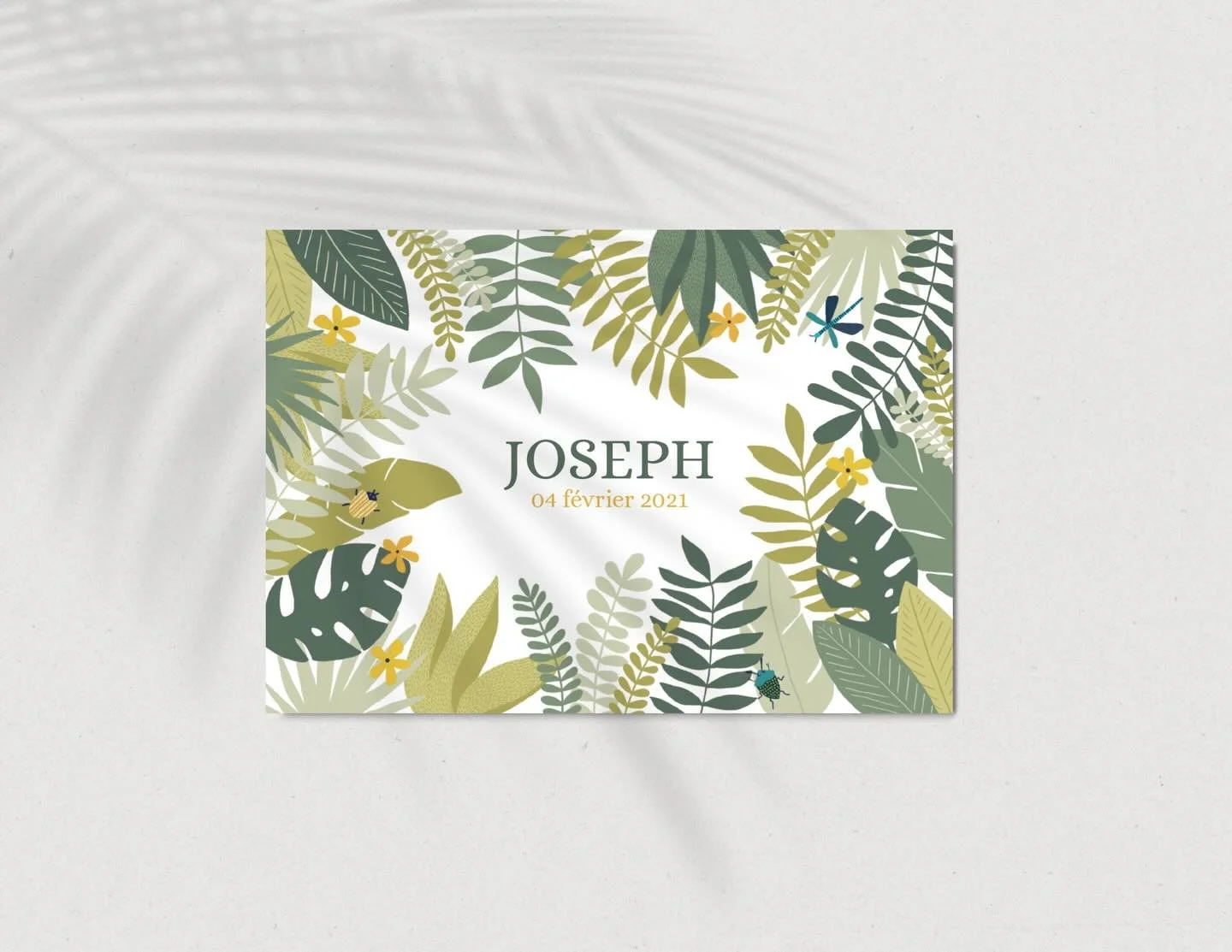 Dans la jungle tropicale toutes les petites b&ecirc;tes s&rsquo;activent et accourent pour rencontrer le nouveau b&eacute;b&eacute; ! Il est arriv&eacute;, vite il faut le dire &agrave; tout le monde ! 

J&rsquo;ai dessin&eacute; ce joli fair-part po