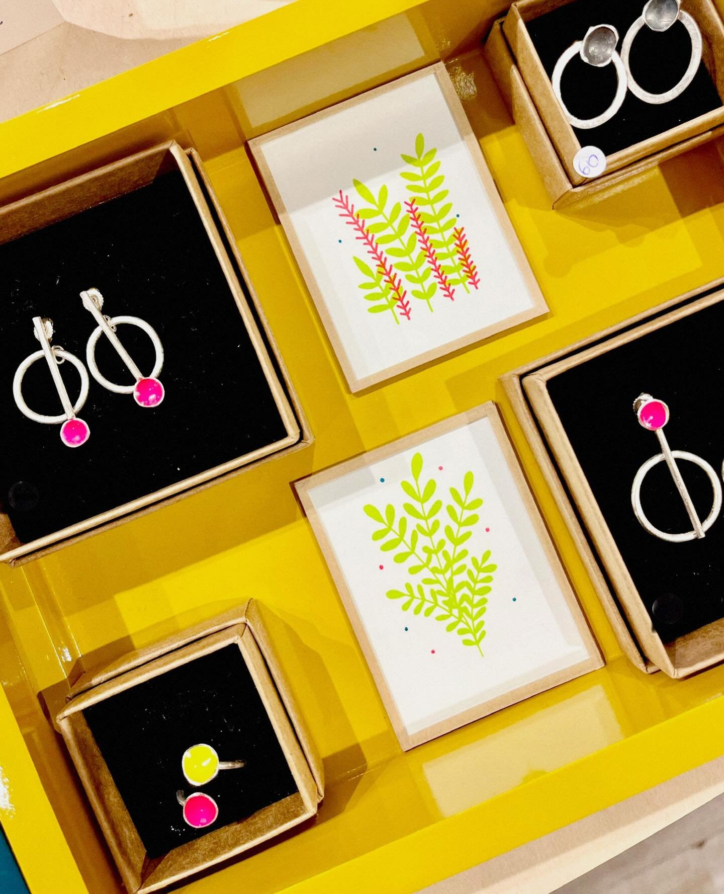 Les minis jardins sont disponibles chez Bella Ciao !
 Hier j&rsquo;ai d&eacute;pos&eacute; une s&eacute;rie de minis jardins &agrave; la  boutique bijoux @bella_ciao_rennes . Si vous ne connaissez pas foncez-y pour d&eacute;couvrir une jolie s&eacute