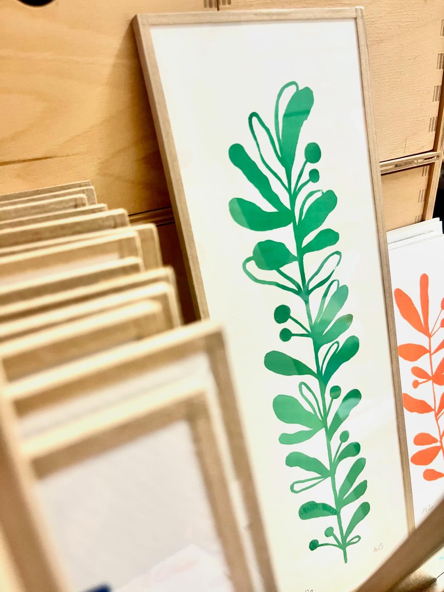 J&rsquo;encadre chacun de mes tirages avec la m&ecirc;me attention.
Je commence par couper mon verre au bon format, puis je pr&eacute;pare mes fonds de cadre, je mesure, je (me) coupe, je nettoie. Ensuite, vient l&rsquo;assemblage de tous les &eacute