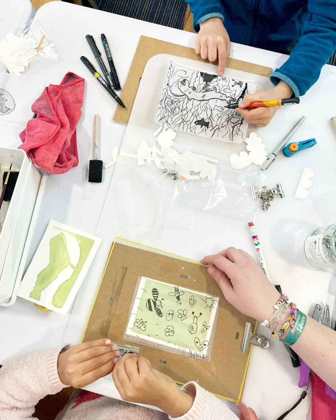 Hier, j&rsquo;ai partag&eacute; un atelier cyanotype parents/enfants &agrave; la m&eacute;diath&egrave;que le Montfort sur meu. Chaque participant a travaill&eacute; son tirage avec le m&eacute;dium de son choix. Certain ont dessin&eacute;, d&rsquo;a
