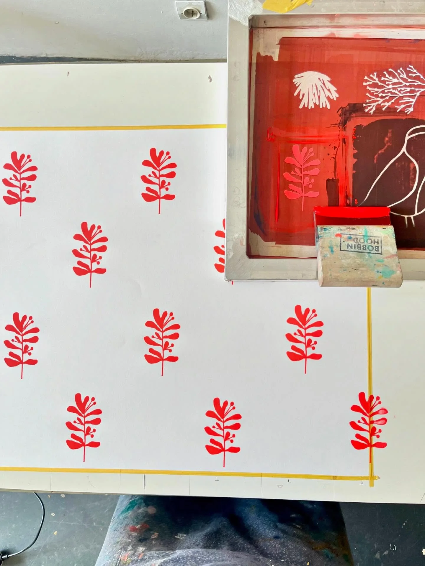 &Ccedil;a fait des ann&eacute;es que c&rsquo;est sur ma liste des &laquo;&nbsp; choses &agrave; faire cette ann&eacute;e&nbsp;&raquo; et hier j&rsquo;ai enfin pris le temps de s&eacute;rigraphier un motif en all over sur une grande feuille, quel kif 