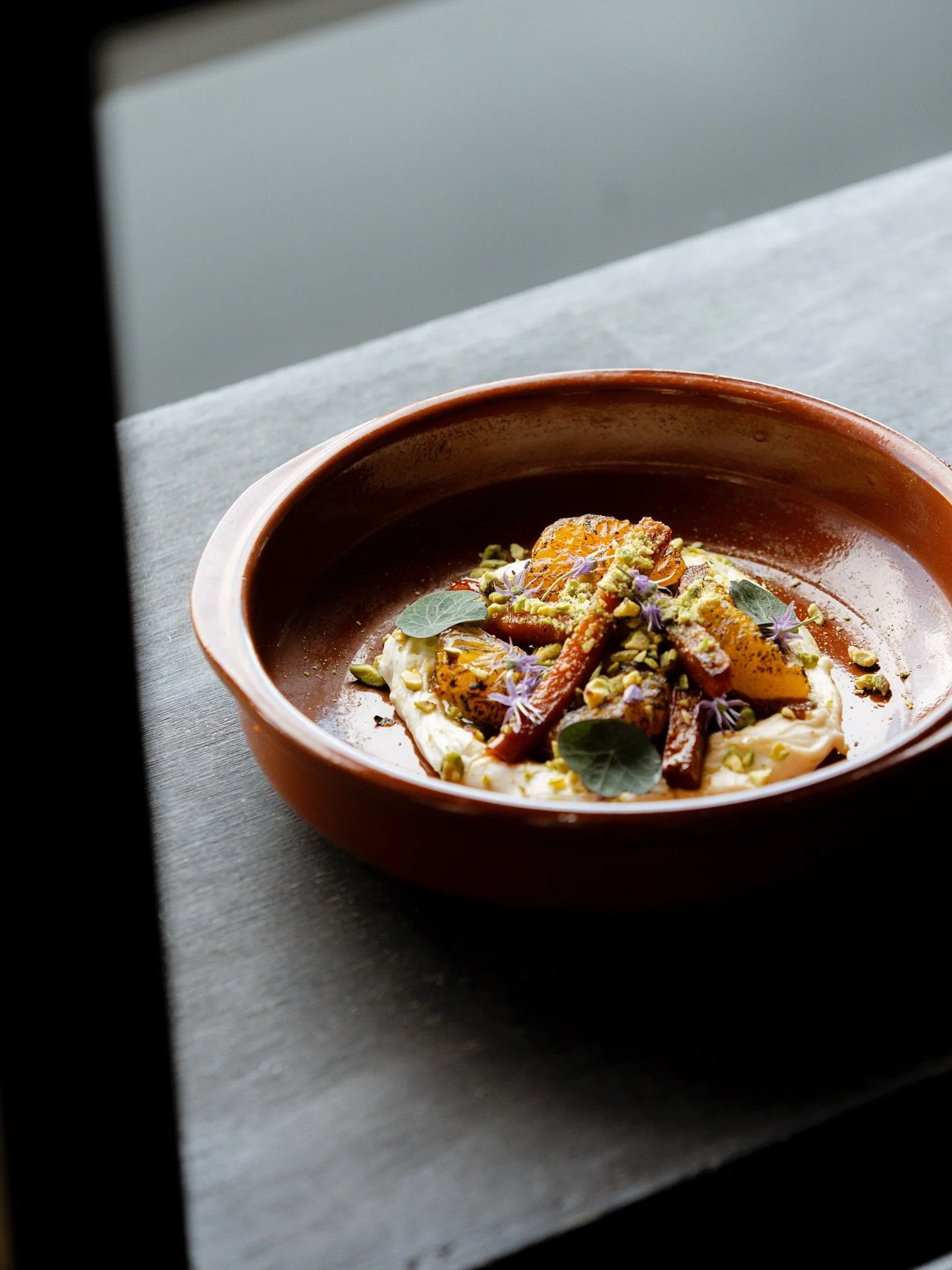HE&rsquo;S BACK!!!🥕🥕

Maak je klaar voor een explosie van smaken: Gekarameliseerde wortel met gebrande mandarijn, romige geitenkaasroom, gembersiroop en knapperige pistachenoten. 

Op velen verzoek zetten wij deze favoriet terug op de kaart! &ldquo