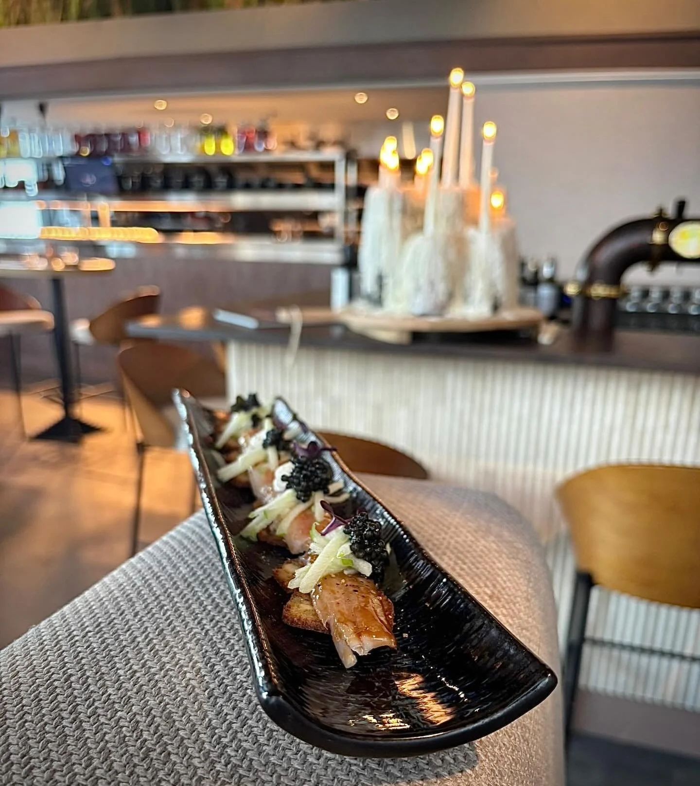 &ldquo;Smaken die verrassen&rdquo;
Gerookte paling, oestersaus, romige sesamcr&egrave;me en frisse groene appel, allemaal op een crunchy Asian cracker.
#foodie #fusionfood #chefskiss