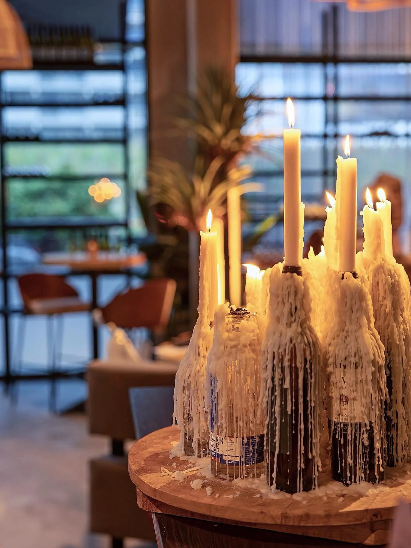 Herfst buiten, warmte binnen. 

Laat de regen en wind achter je en stap binnen in een plek waar het altijd een beetje vakantie blijft.
Of je nu komt lunchen, dineren of borrelen, wij zorgen voor de cozy vibes en een vleugje zomer.
Kaarsjes aan, wijnt