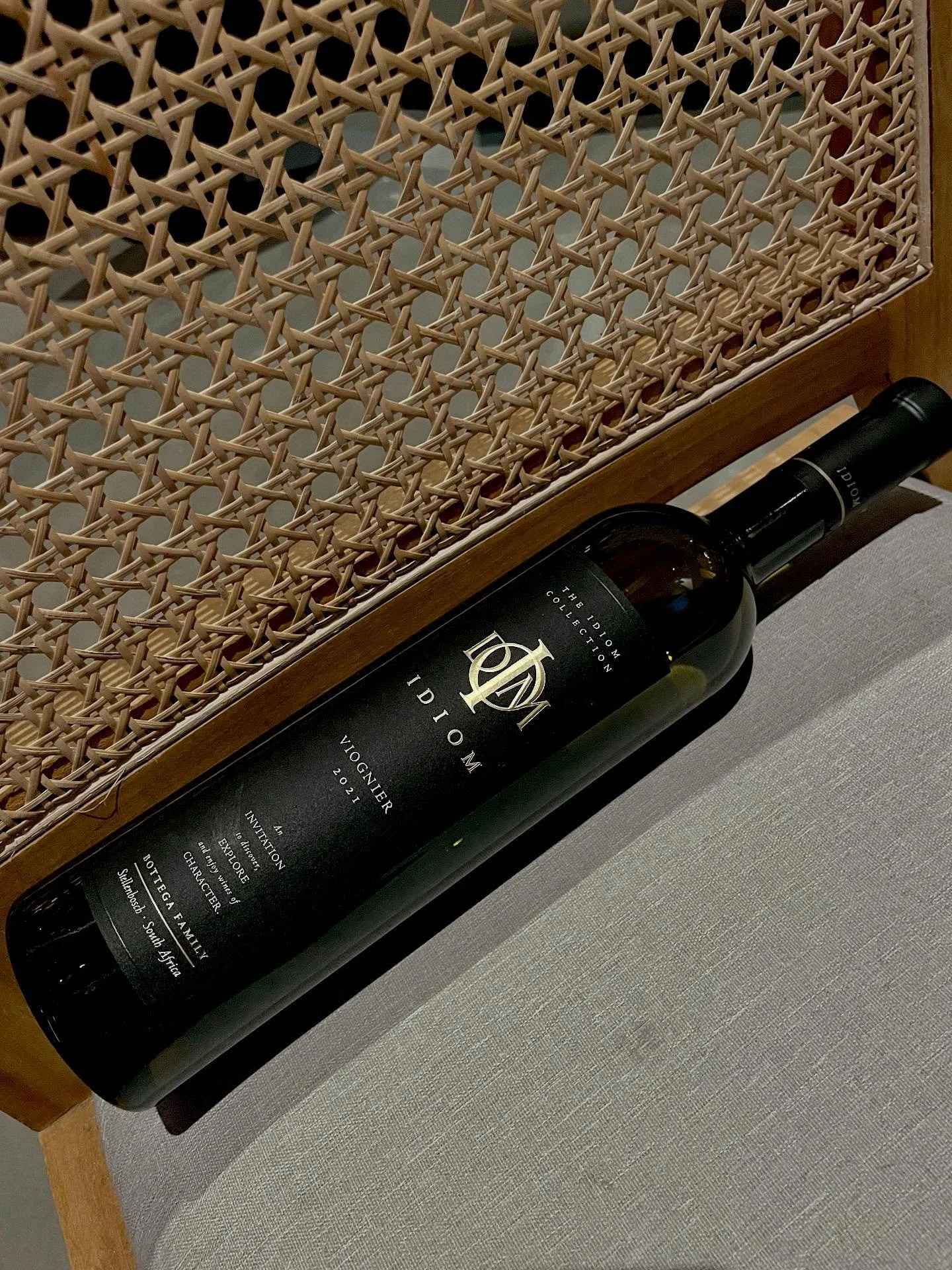 Idiom Viognier 2021 &ndash; Zuid-Afrika 
Deze Viognier uit Stellenbosch is alles wat we van een Zuid-Afrikaanse witte wijn hopen: vol, romig en een tikkie boterig, met smaken van perzik, abrikoos en een vleugje vanille. 

Gerijpt op Frans eiken en me