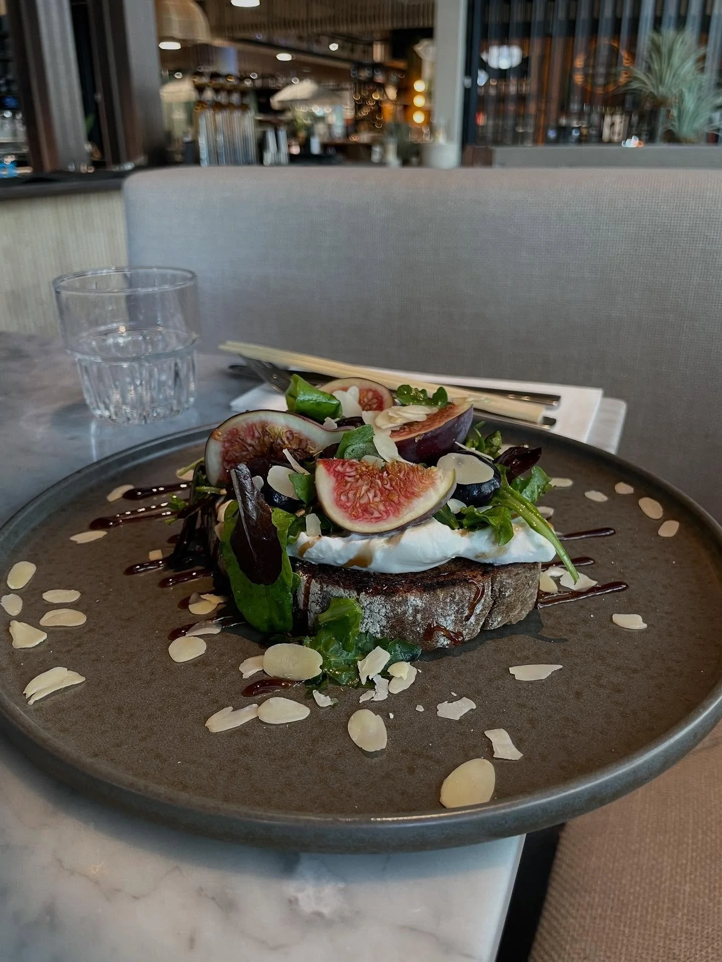 NIEUW bij BLUE!! #lunchbreak 

Van vrijdag t/m zondag serveren we onze nieuwe lunchkaart vol luxe sandwiches en verrassende smaken.

Onze Burrata met vijgen, balsamico, blauwe druiven en amandelen &mdash; romig, fris en n&eacute;t even anders.
De per