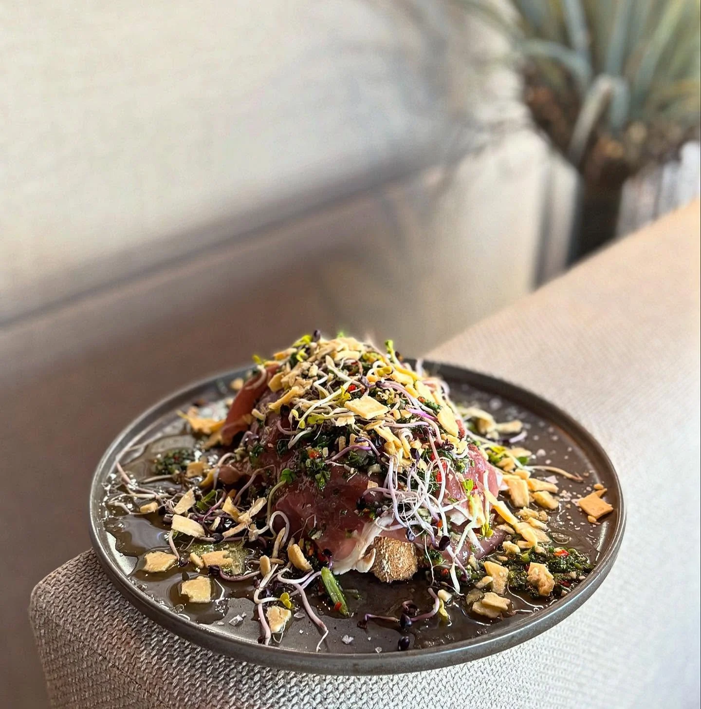 Dit is echt een van onze favorieten sandwiches op de kaart.
Entrecote steak met chimichurri, oude kaas, grof zout en radijs kiemen.

Tip: iedere Vrijdag en Zaterdag krijg je een gratis kopje koffie of thee naar keuze bij een sandwich of salade.
#lunc