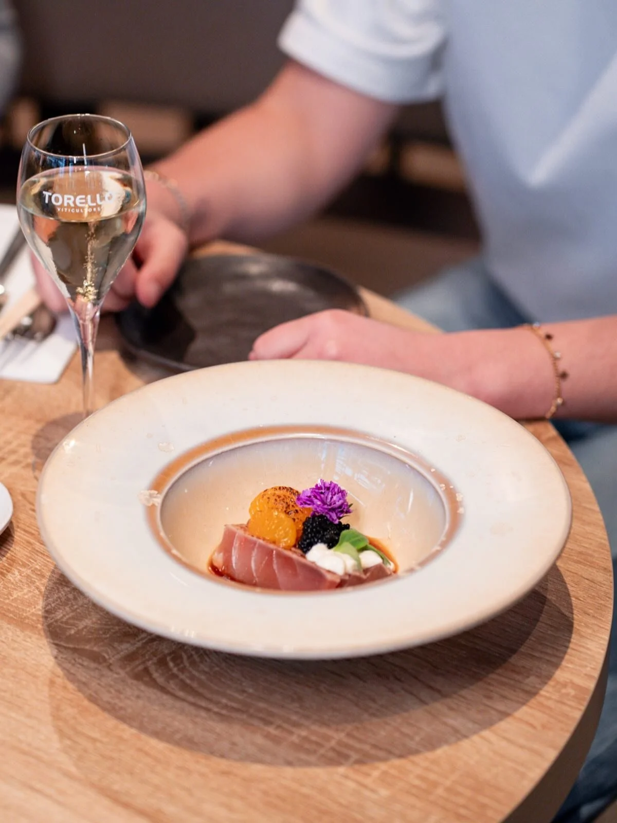 Kijk en geniet even mee van dit plaatje!
Tonijnsashimi met ponzu, mierikswortel en manderijn. 

#kijkduin #uitetenindenhaag #restaurantdenhaag #shareddining #genieten #goodfood