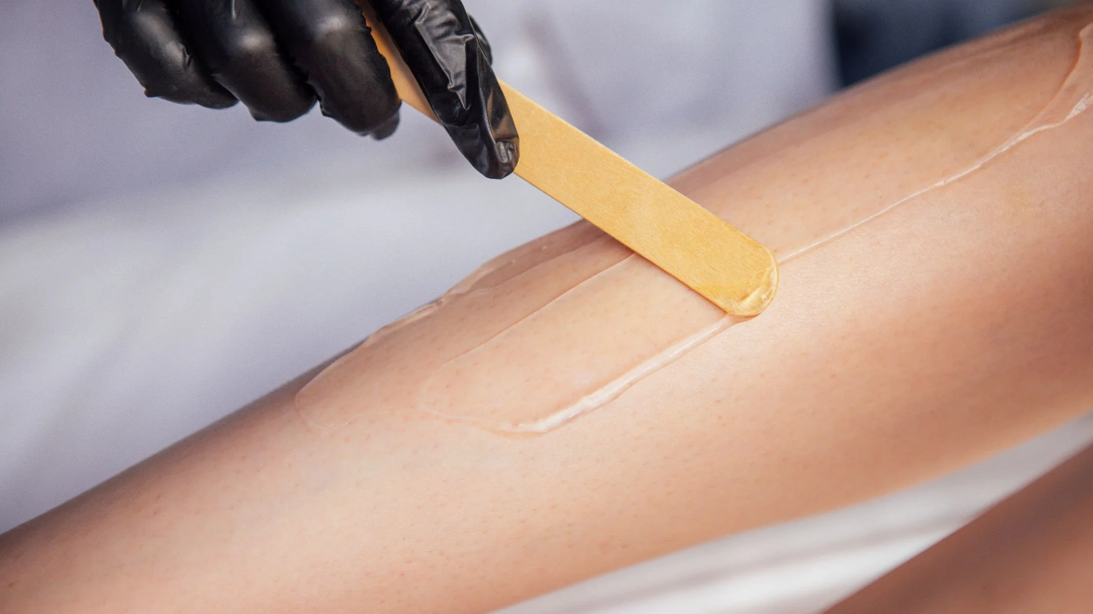 Hard Wax vs Soft Wax: What’s the Difference (And Which Is Better for Your Skin?)