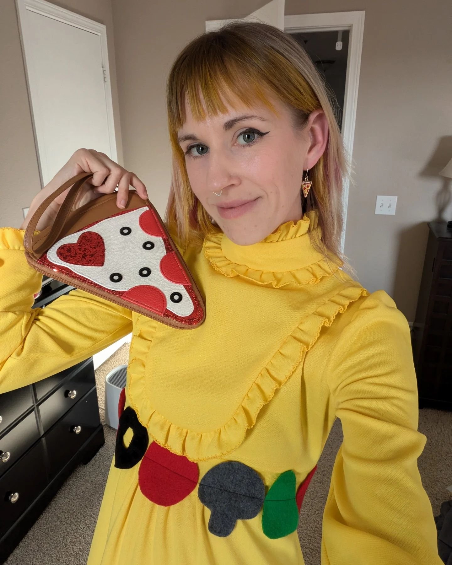 The pizza themed outfit I'll be wearing to my cousin's confirmation on Sunday because I have to remind my extended family that I'm the black sheep.

Toppings belt: made by me
Pizza wristlet: @daisyjoneslocker 
Earrings: DIY, charms from Michaels
Dres