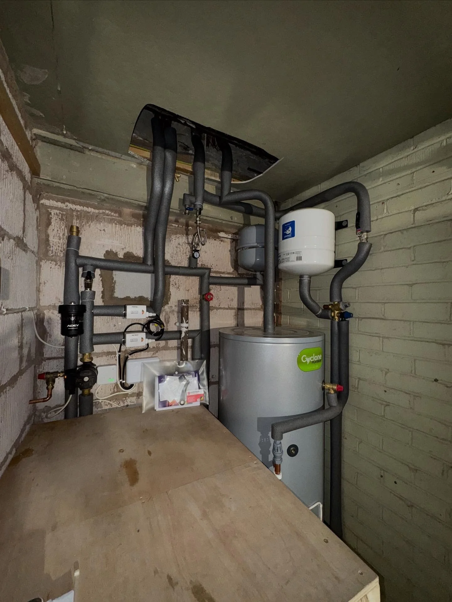 Nice little cylinder for my old mate @finlayashton. Old gravity system converted and brought into 2025 with a Joule cylinder and @eph_controls valves 🔨 🛠️ 💦
