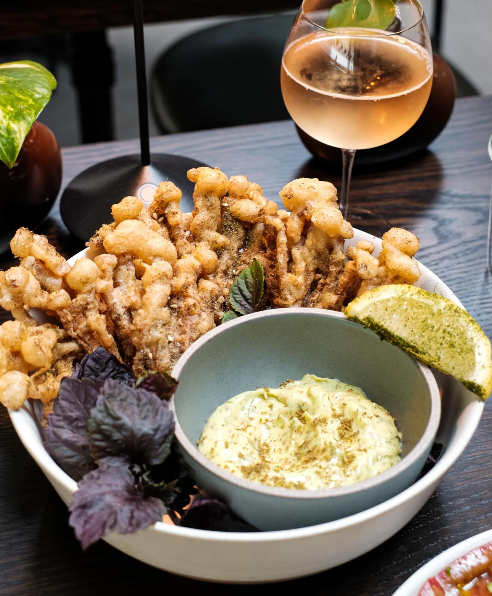 TEMPURA ENOKI 🍄&zwj;🟫

shatteringly crispy enoki mushrooms, a squeeze of lemon, and tarragon aioli on the side for dipping 🤤 one bite and suddenly you&rsquo;re ordering another plate