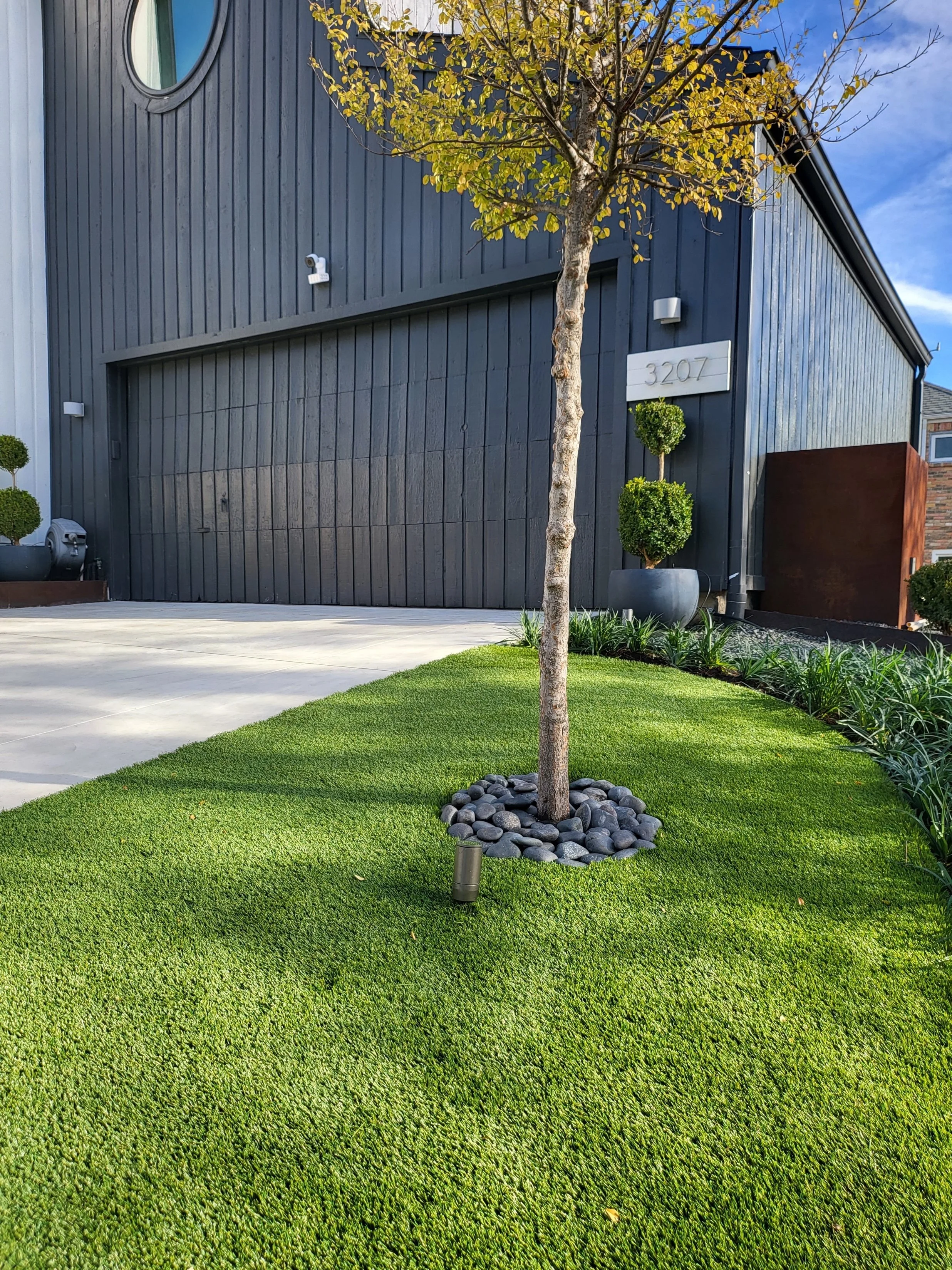 Garland_Manriquez_Minimalist Modern Entryway35.jpeg