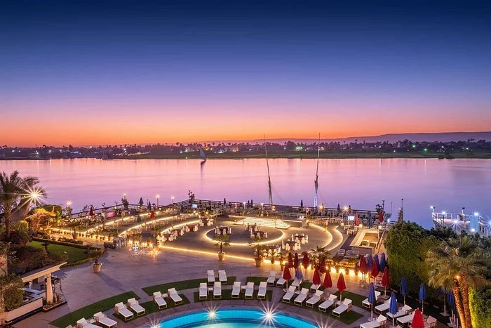 shr-luxor-pool-deck.jpg