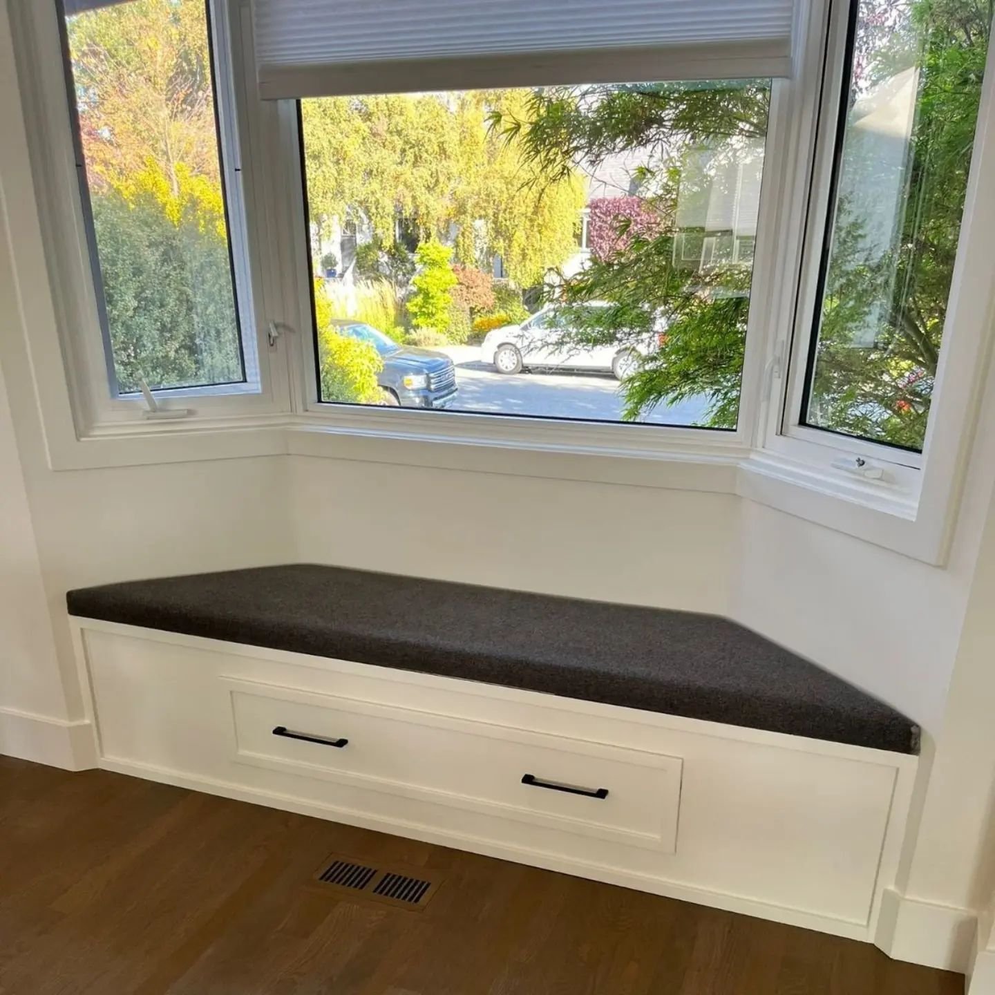 Always a pleasure to see past projects, post paint! @mintupholstery did an amazing job contributing to this bay window down bench/storage area. 
#weworkforyou  #finishingcarpentryyyc