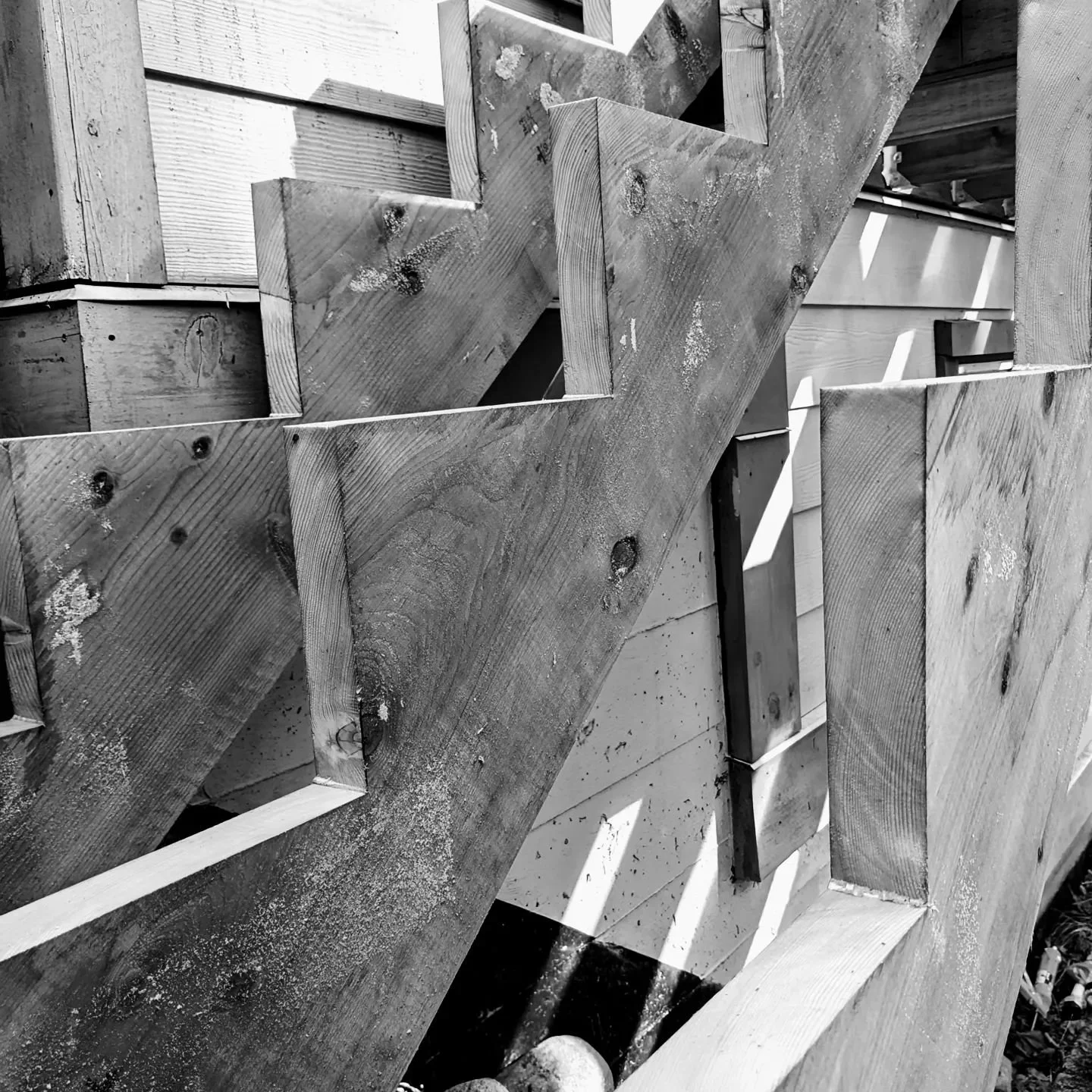 Stair stringers for beginners.
The basics:
1. Use 2-3 Stringers: For standard stairs, use at least 2 stringers. For wider stairs, space them 400mm (16") apart, minimum.
2. Support Treads Properly: Each tread needs support at both ends and fas