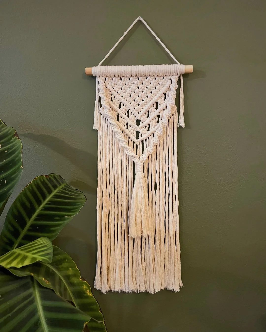 MACRAM&Eacute; WORKSHOP &mdash; wall hanging 🍃

I am very excited to birth this new offering into the world. 

Macram&eacute; is something I did as a child &mdash; my mother taught me the basics (bless her creative heart), and I would spend hours in