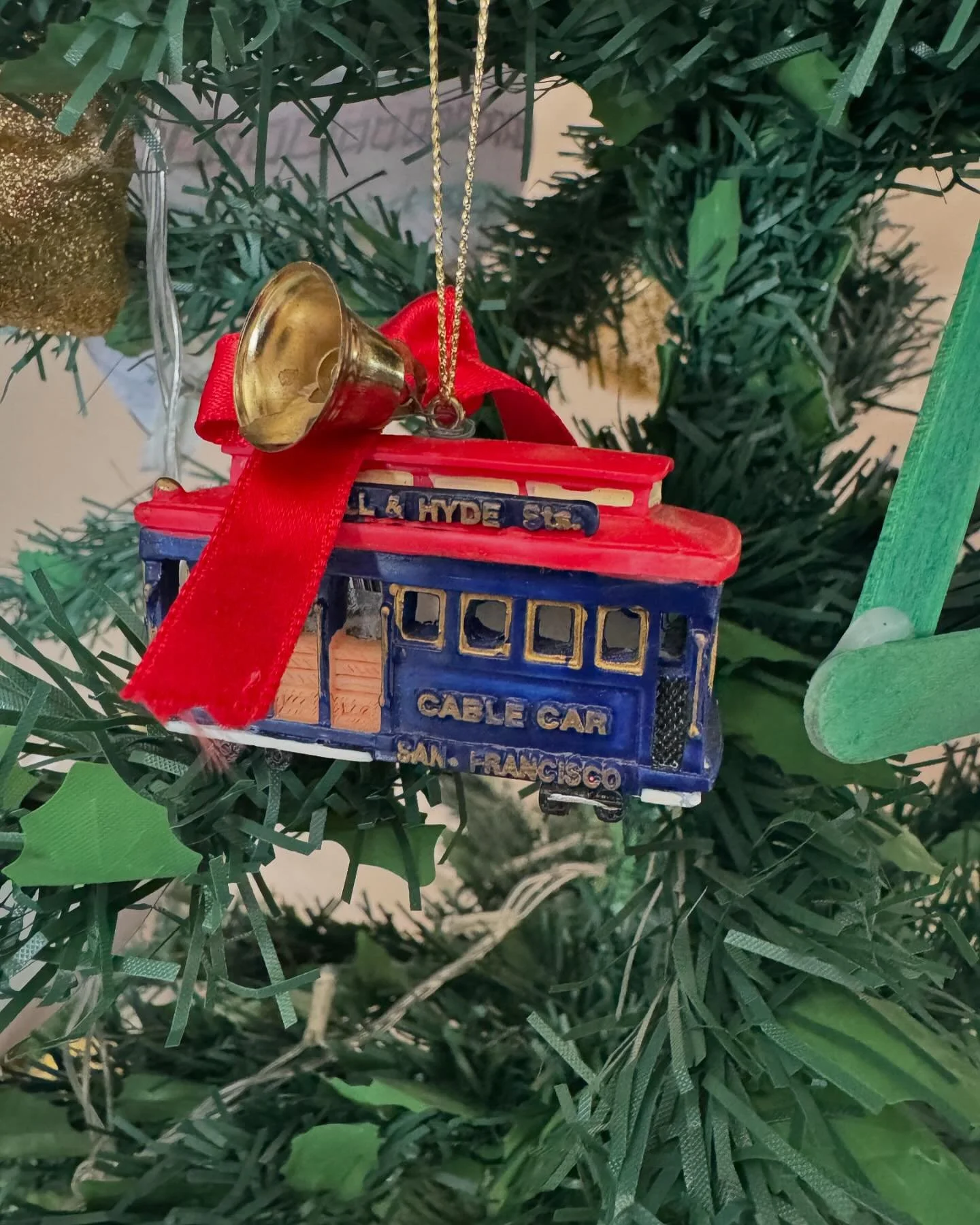 O bondinho de S&atilde;o Francisco, comprado l&aacute;, na nossa Lua de Mel, marcou o primeiro enfeite que compramos para a nossa &aacute;rvore!

A foto de uma Juju beb&ecirc; marcou o primeiro Natal em que n&atilde;o &eacute;ramos mais s&oacute; um 