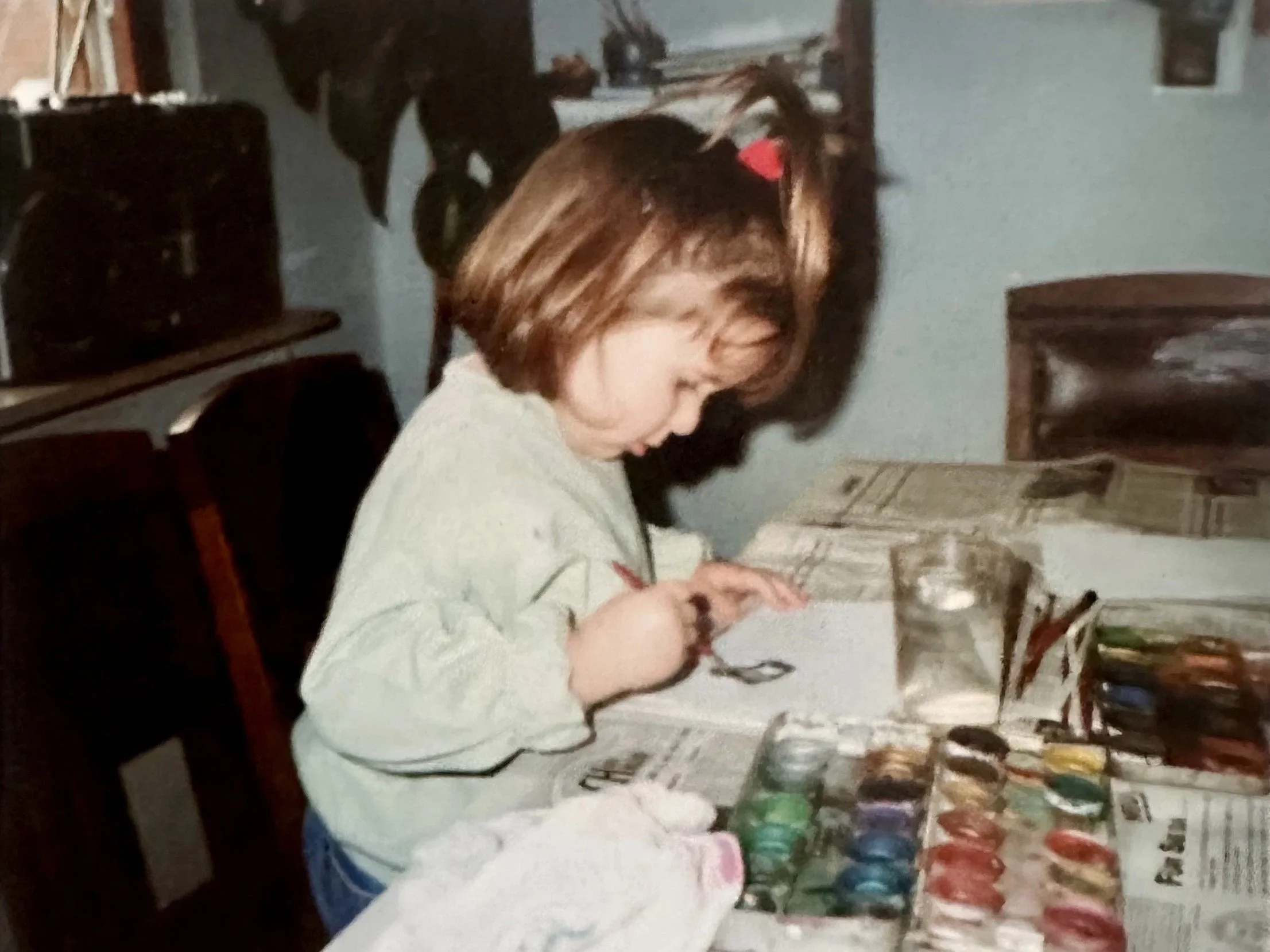 Nicola Beger als kind aan het schilderen, Hundertwasser-geïnspireerde opvoeding