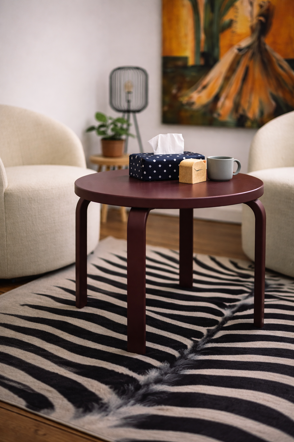 aubergine praktijk tafel in interieur, Limited edition collectie, Nicola Beger, 2025