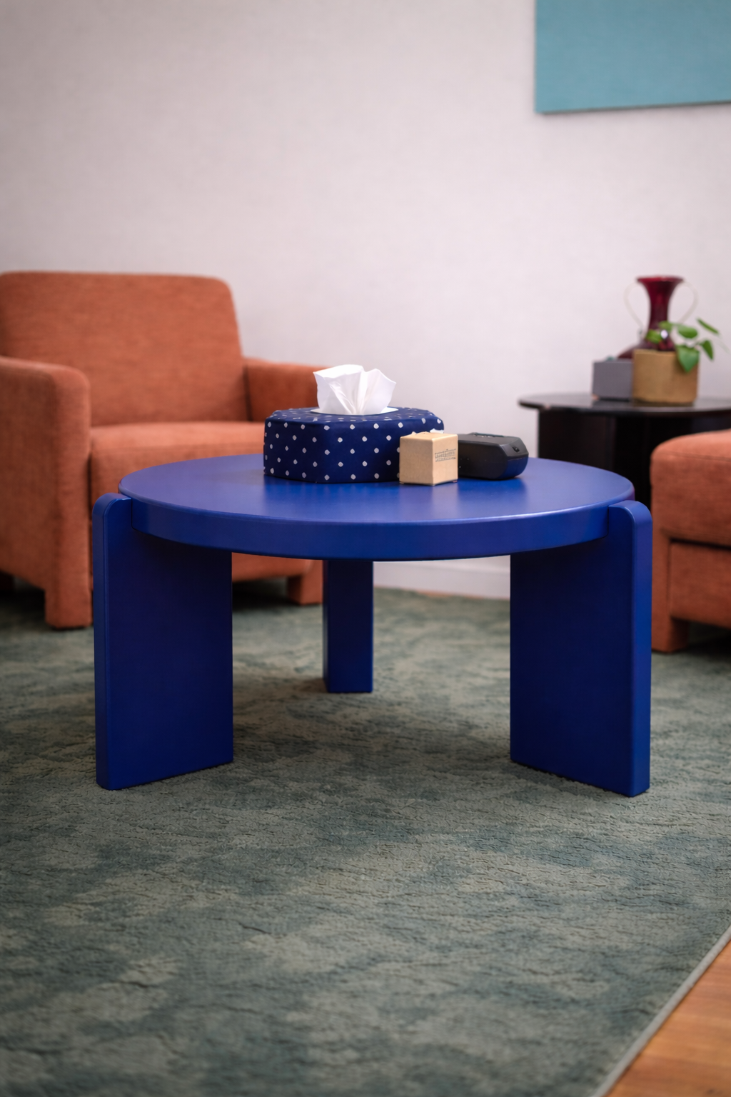 Blauwe praktijktafels op maat, custom meubelontwerp Nicola Beger 2025