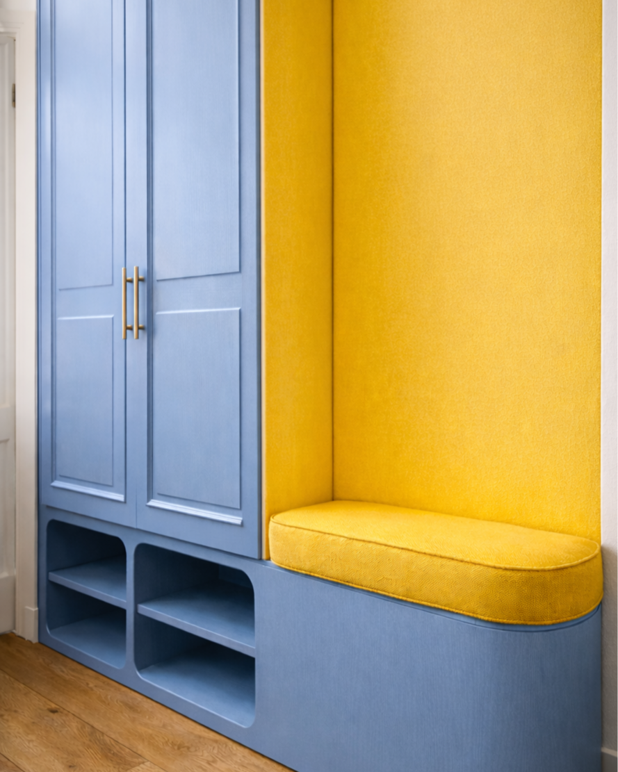 Maatwerk inbouwkast blauw met gele muur, interieurontwerp door Nicola Beger