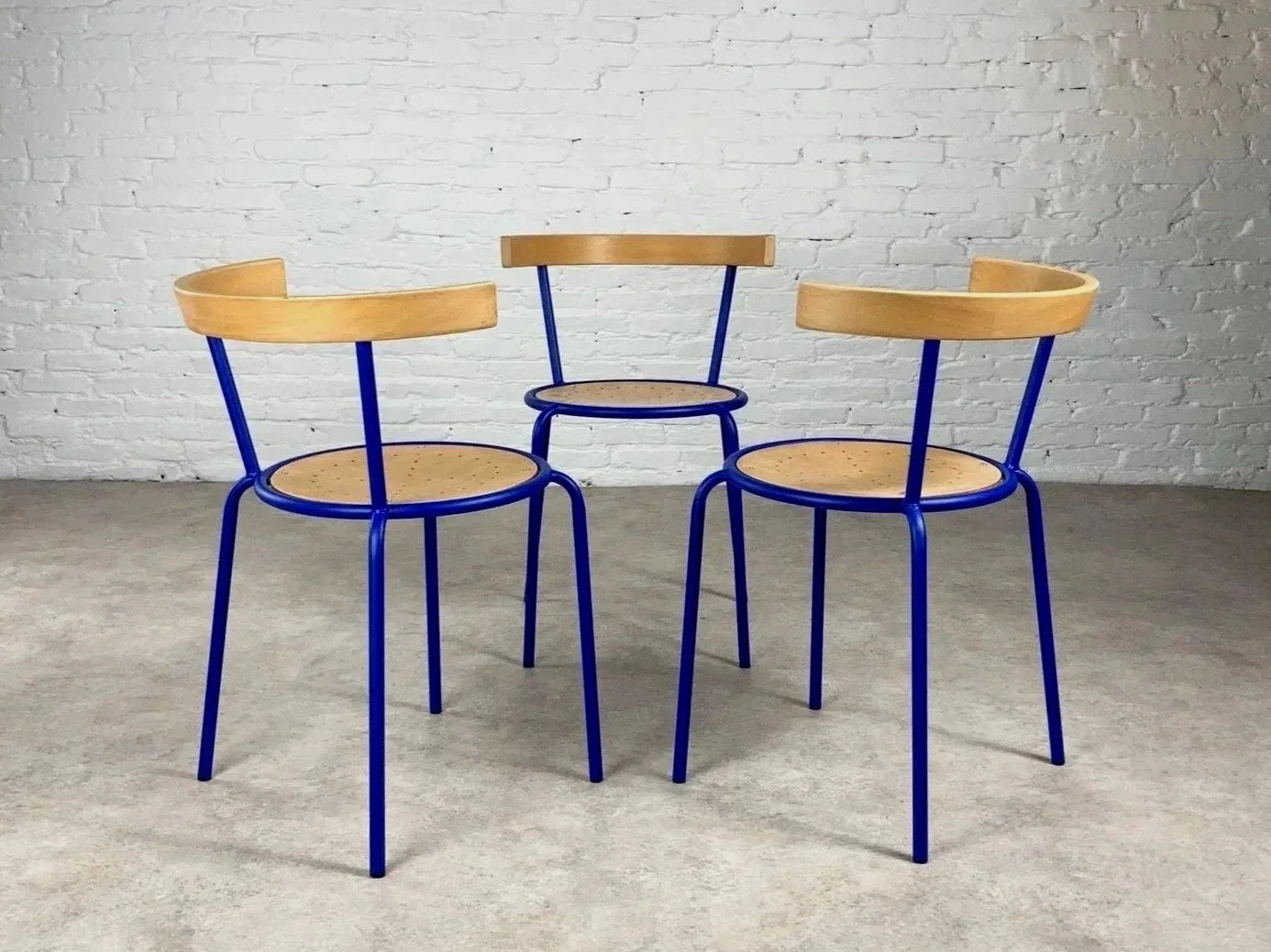 Blauwe metalen stoelen, limited edition serie door Nicola Beger