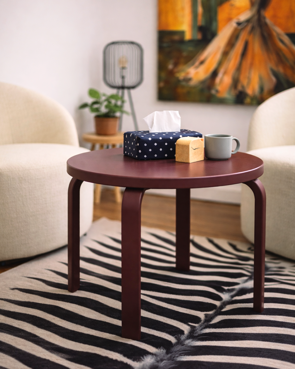 Rode maatwerk bijzettafel met decorobjecten, custom meubelontwerp Antwerpen