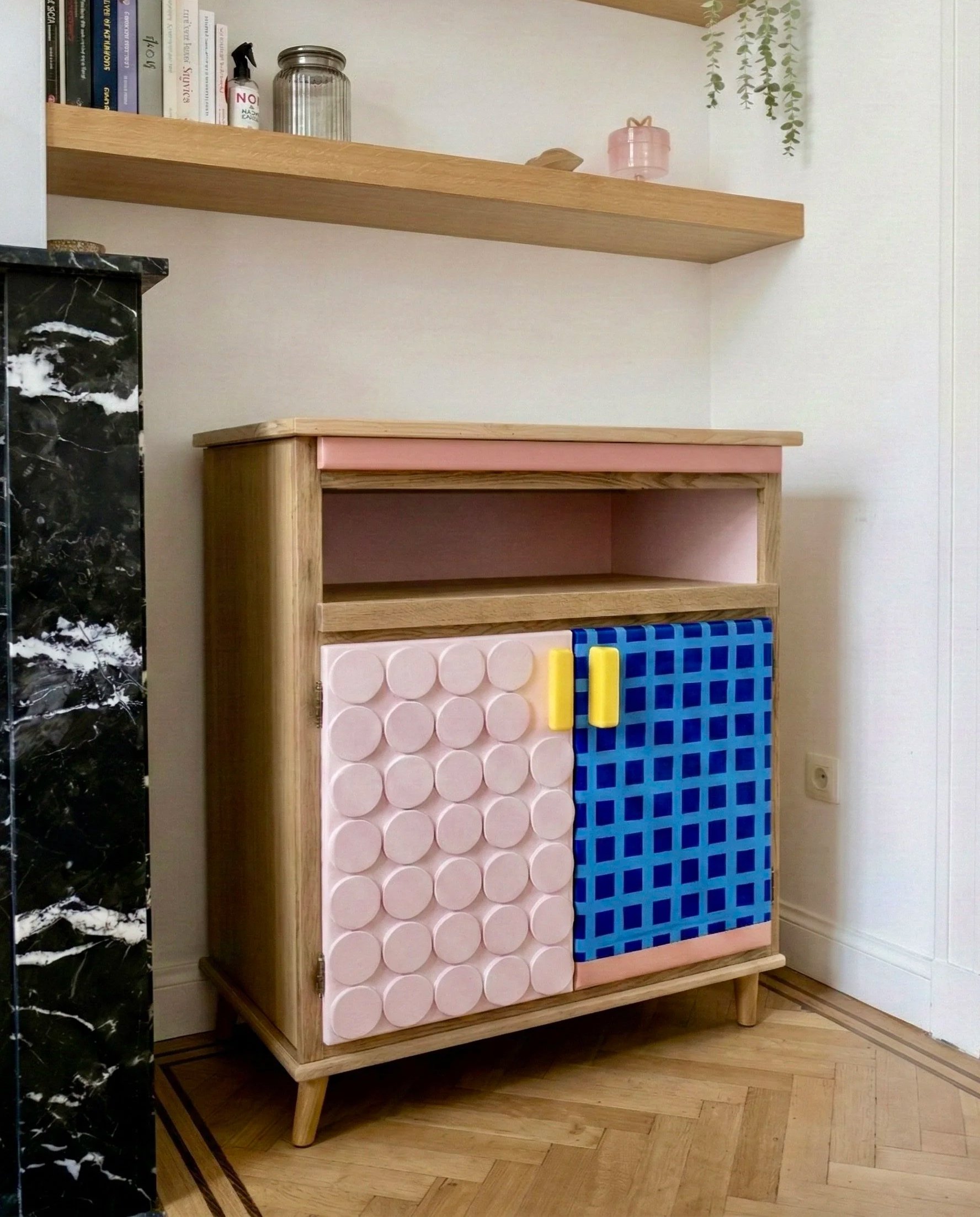 Herontworpen kast met roze en blauw kleurblocking, Nicola Beger 2026