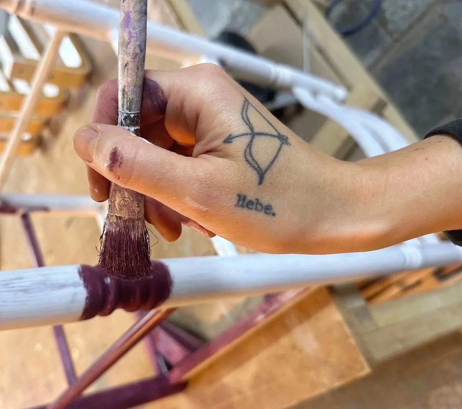 Nicola Beger aan het schilderen in haar atelier, workshop afwerkingstechnieken