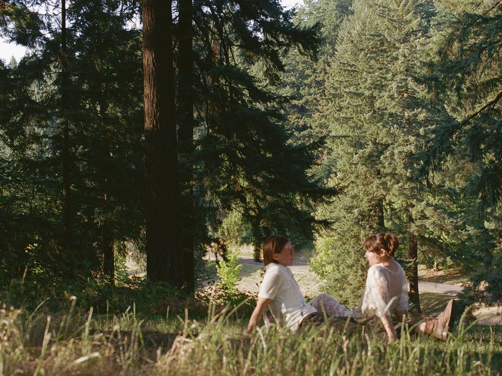 queer wlw engagement session in mount tabor park in portland, oregon