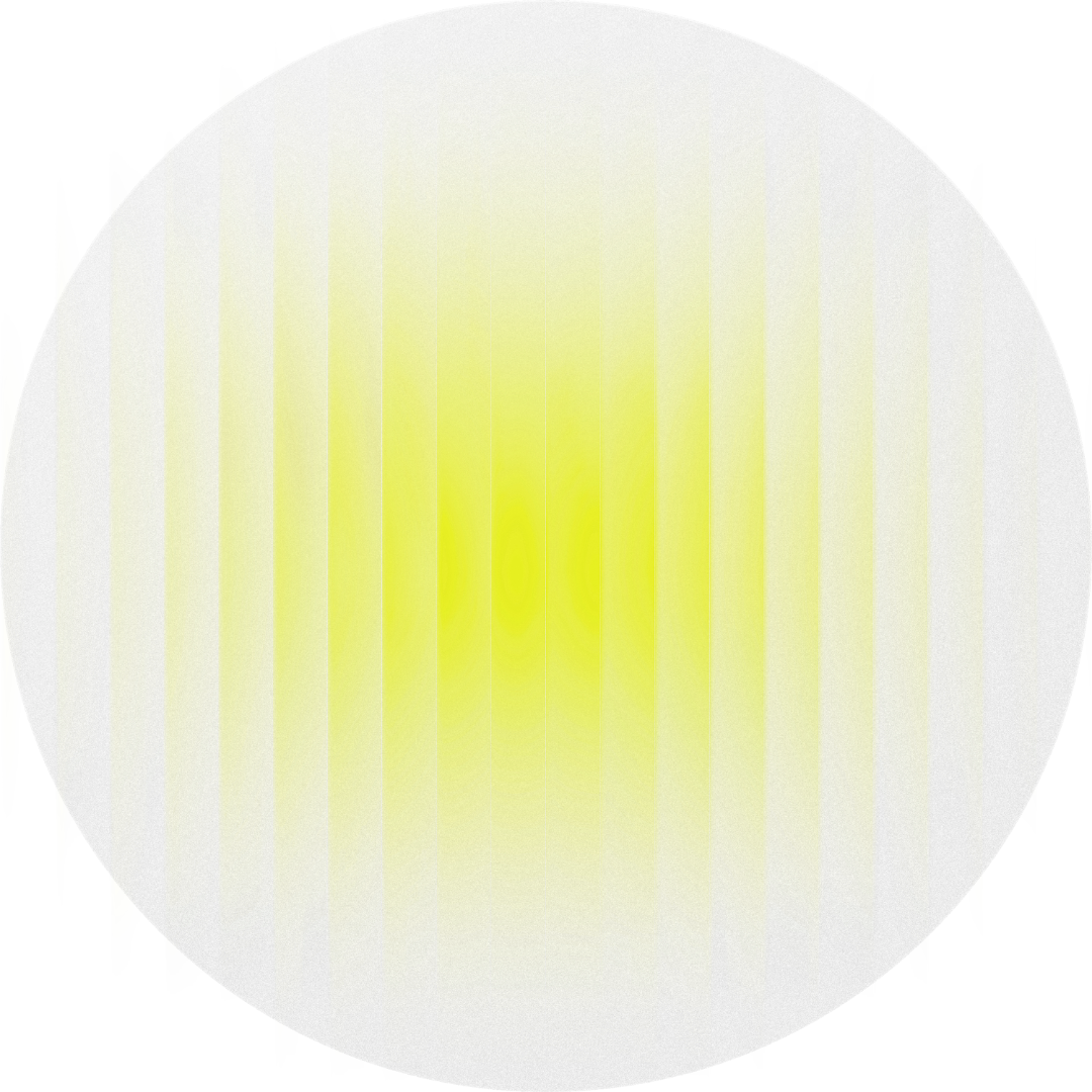 Una vista cercana de un objeto esférico amarillo con líneas verticales y suaves sombras, que parece un limón o una pelota decorativa.