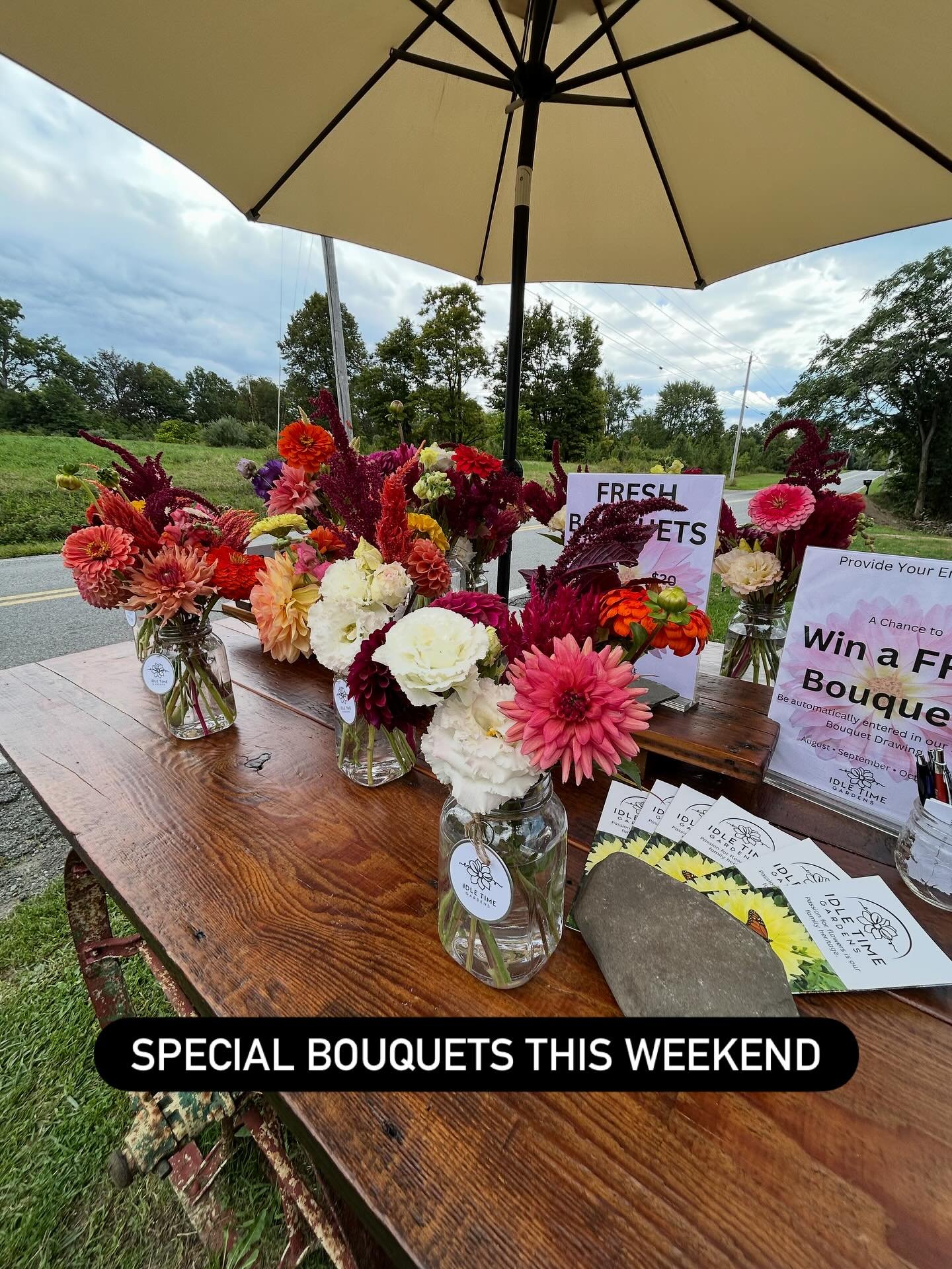 Start off your holiday weekend with a special bouquet in a jar!  We are also pleased to offer wrapped market bouquets on the weekends at @bottomsuprestaurantandpub  #idletimegardens #freshflowers #labordayweekend #dahlias