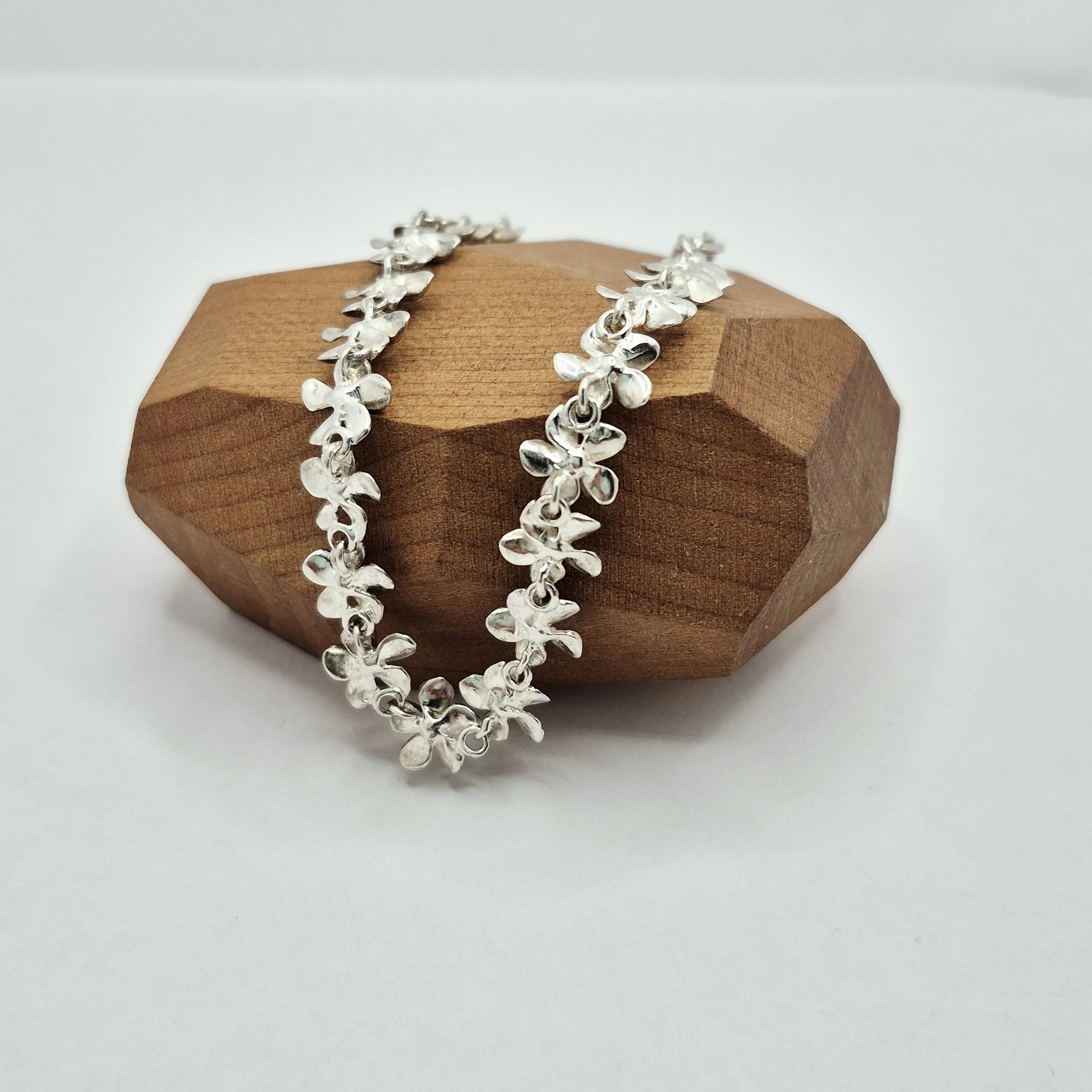 2️⃣ Detailed view of 925 silver flower bracelet with feminine texture